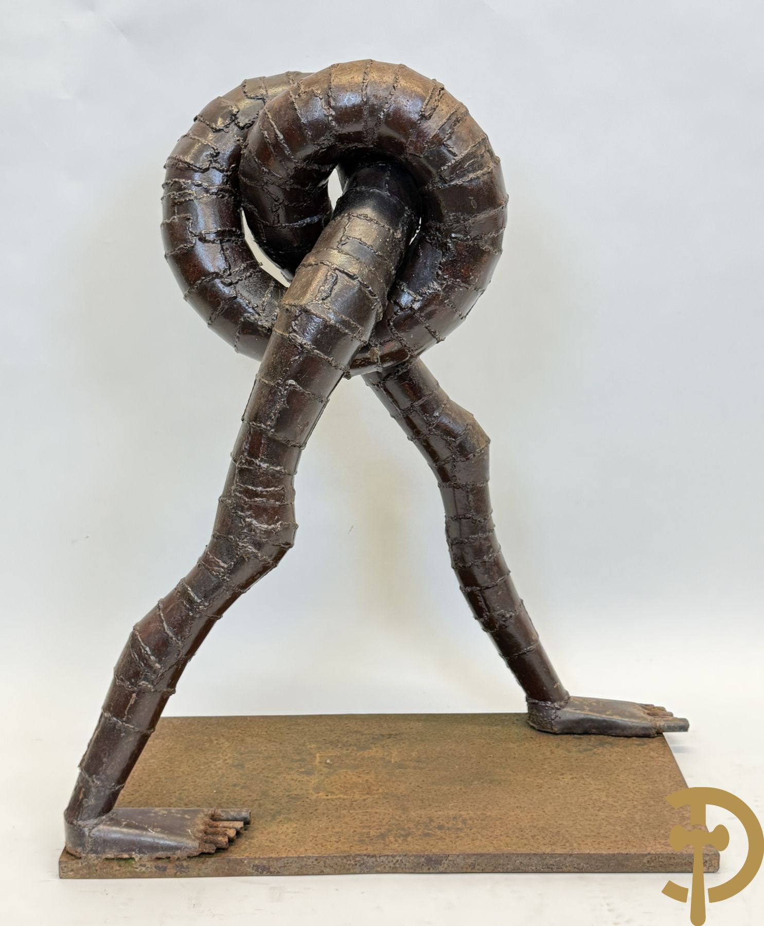 Moderne gepatineerde ijzersculptuur met verstrengelde benen