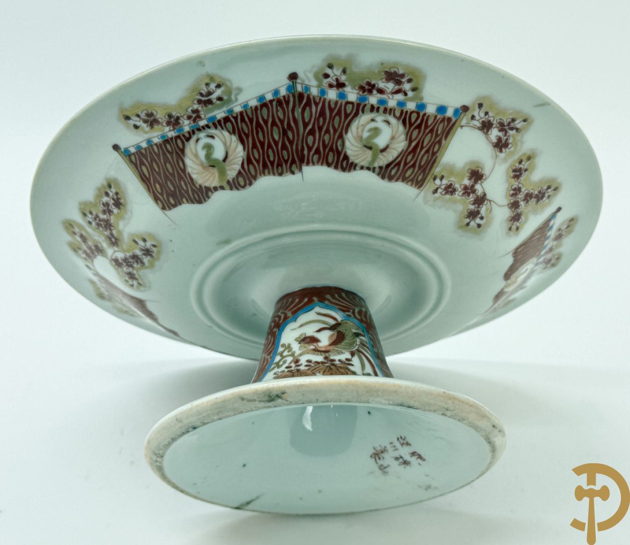 Paar Japanse meerkleurige porseleinen schalen met krijgerdecor op voet