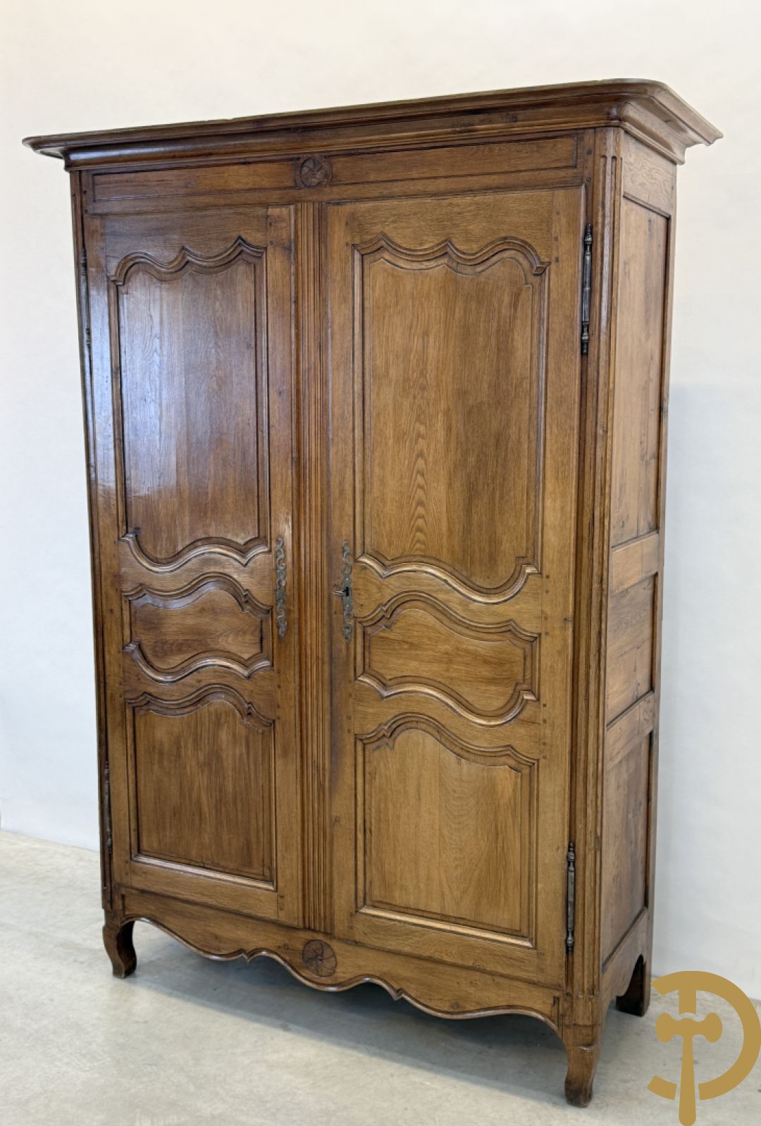 Massief eiken tweedeurskast met afgestoken panelen en gecanneleerde afgeronde hoeken