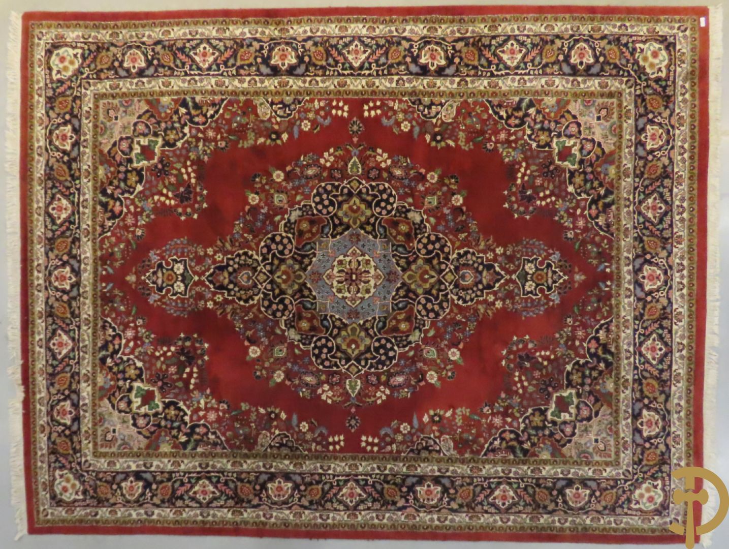 Oosters handgeknoopt tapijt met centraal medaillon en bloemenmotieven op rode fond, Tabriz