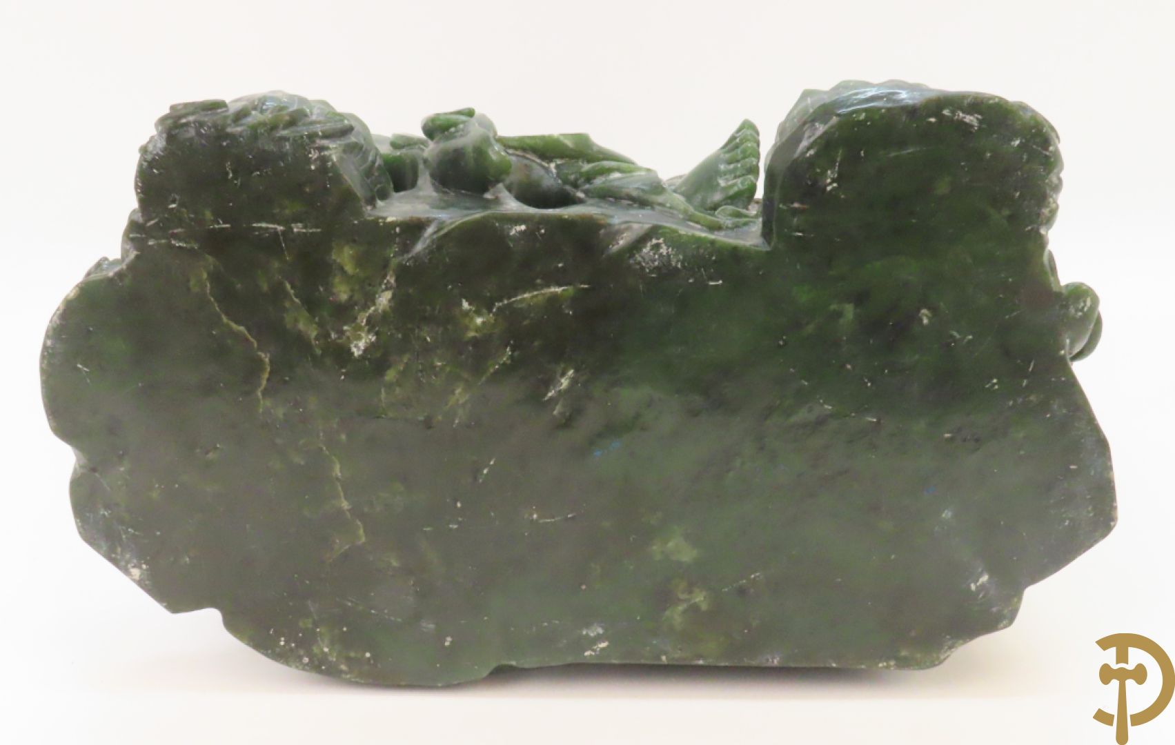 Handgesculpteerde geisha met flesje in de hand in groene jade