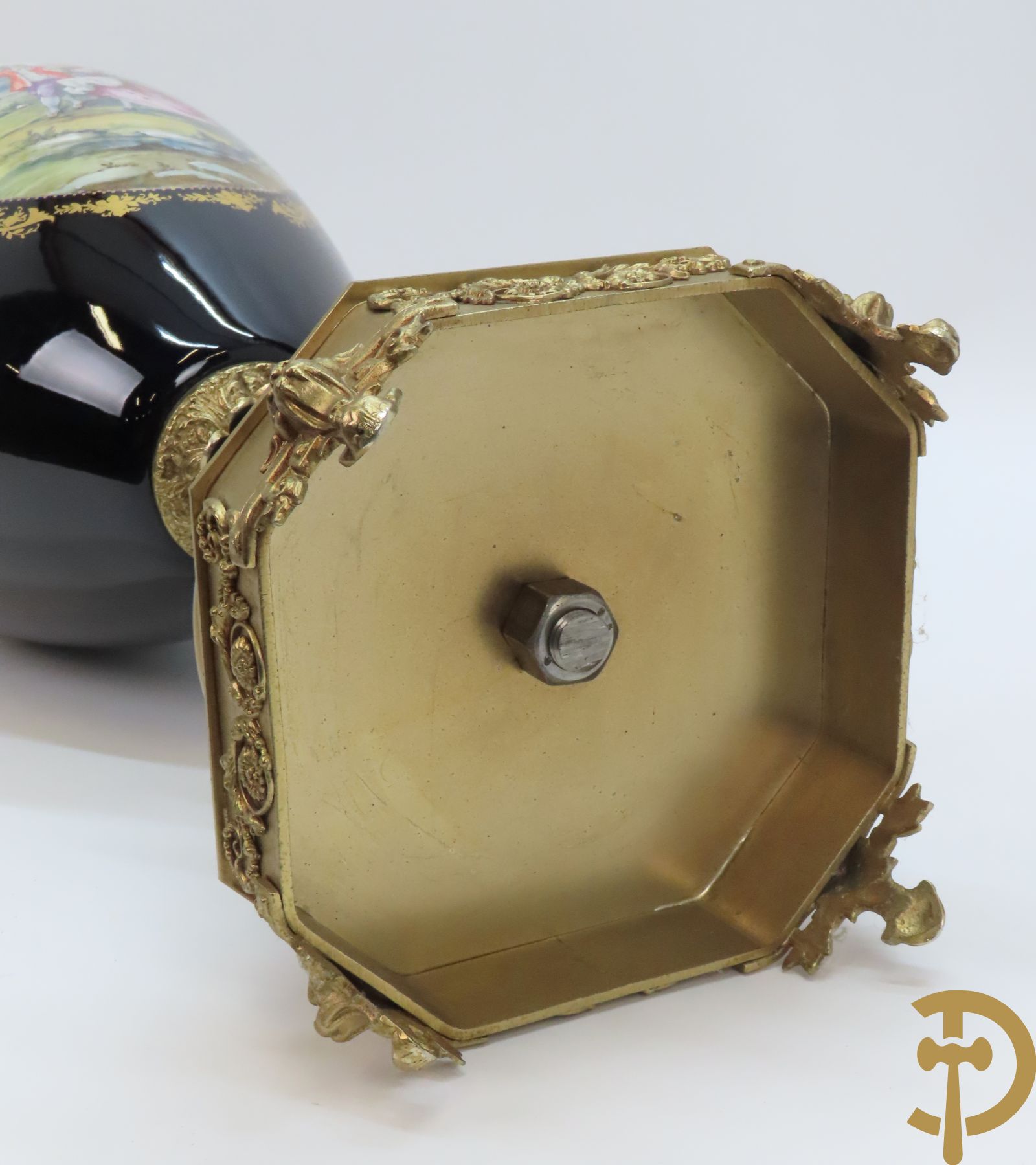 Paar Sèvres stijlvazen met geanimeerd romantisch decor, zijdelings bezet met bronzen medusahoofden, Rouly getekend