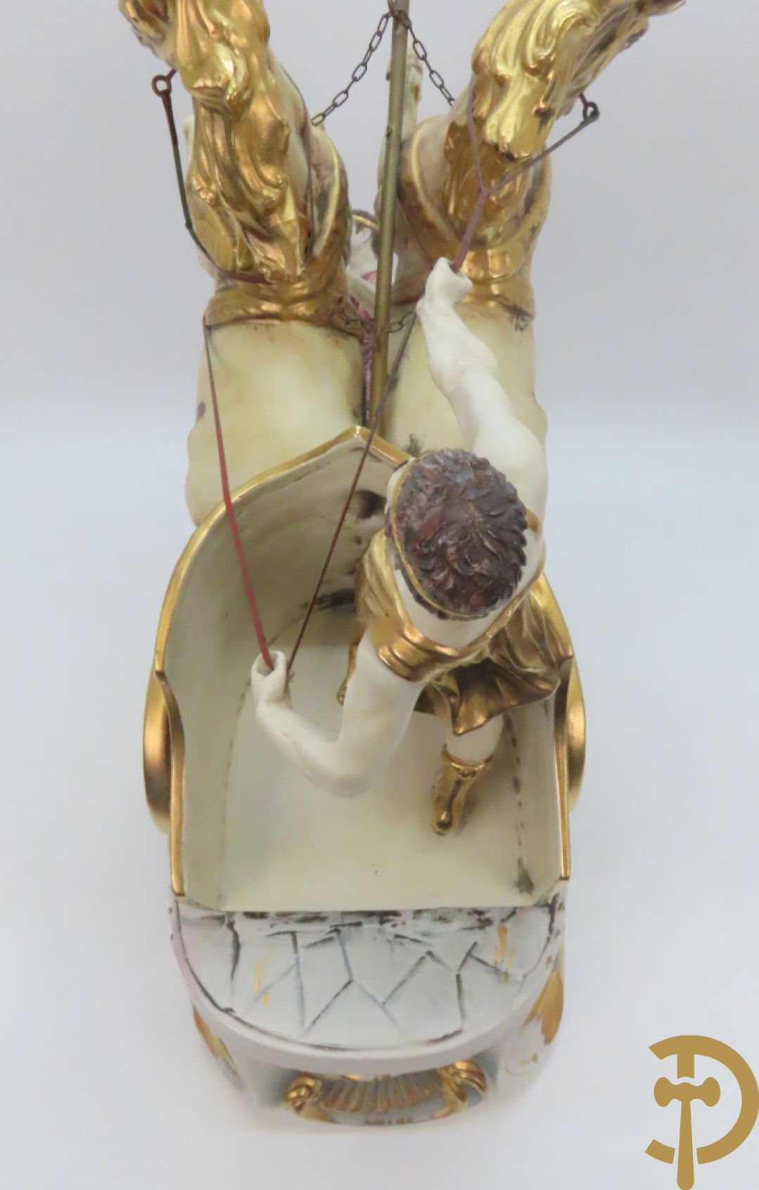 Beeld van strijdwagen met steigerende paarden 