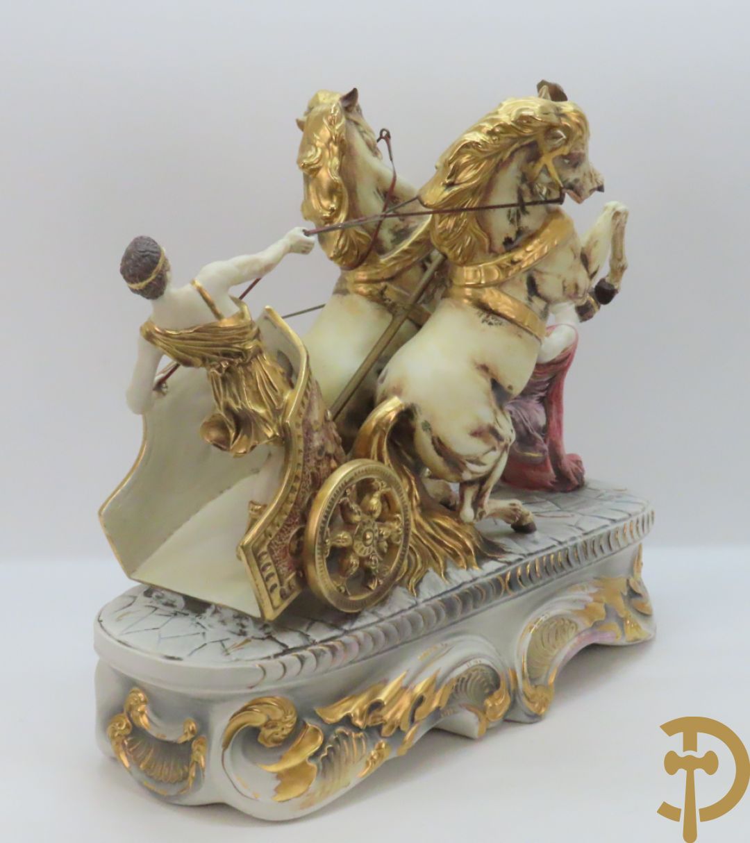 Beeld van strijdwagen met steigerende paarden 