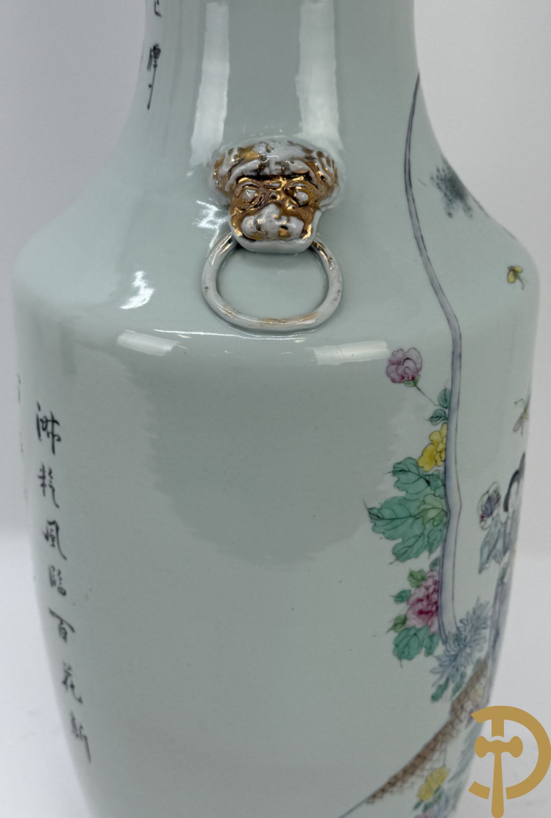 Paar Chinese porseleinen vazen met decor van dames in landschap