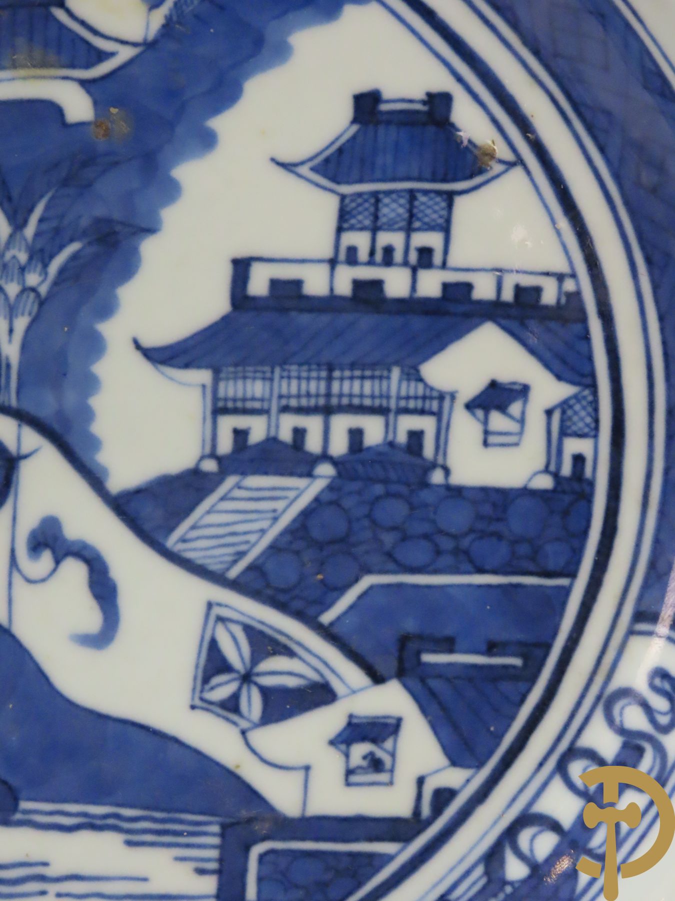 Ovaal Chinees porseleinen bord met decor van rivieren en landschappen