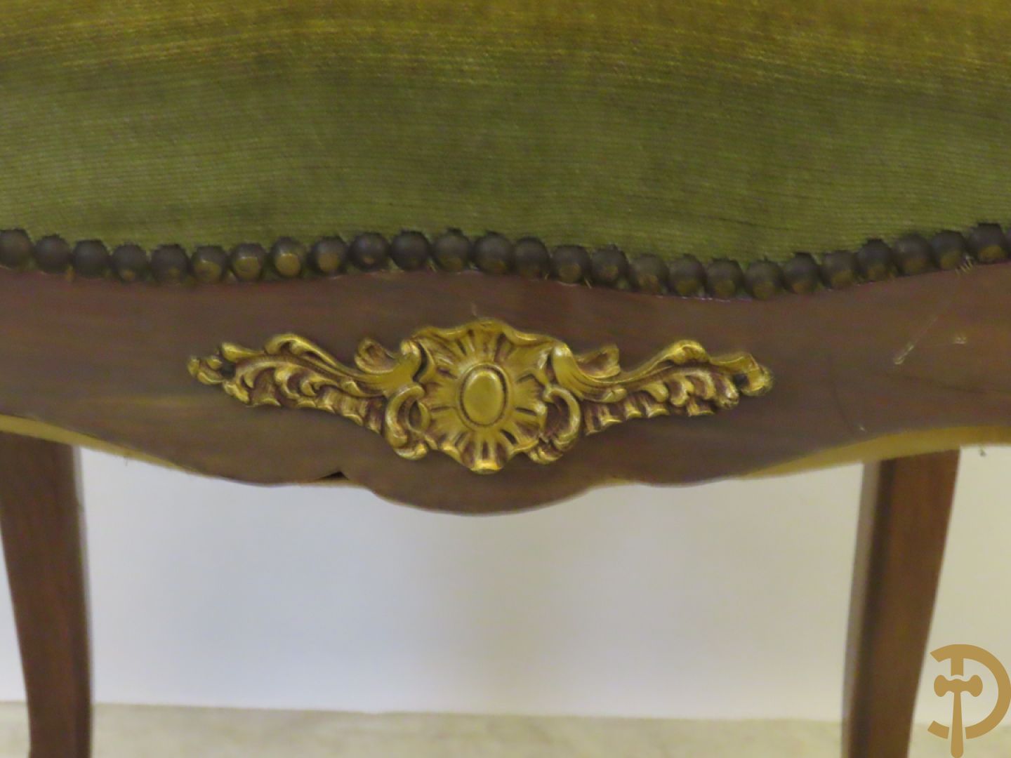 Gemarketteerde ovale notelaren tafel bezet met bronsbeslag van dameshoofden + stoel