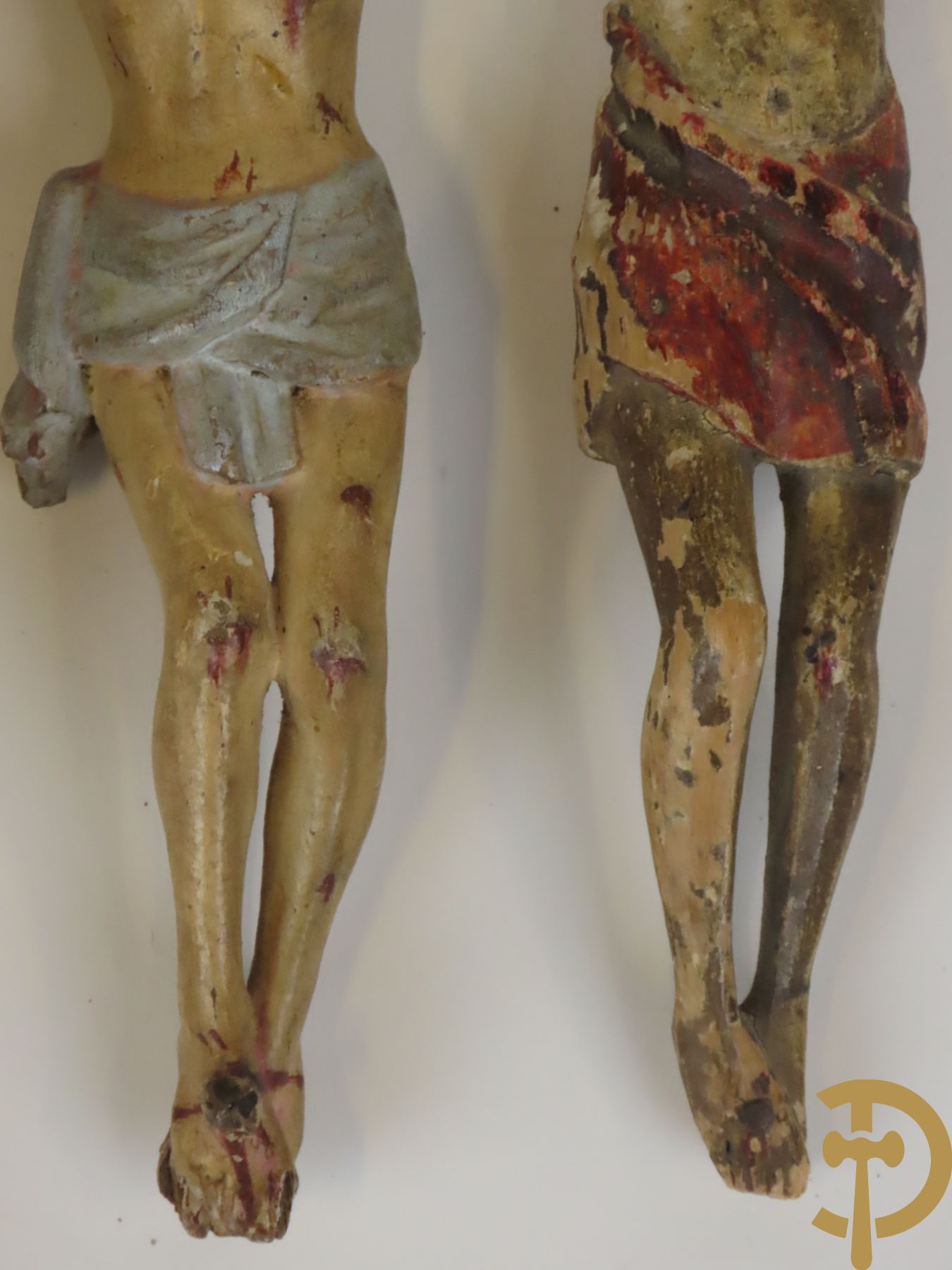 Vier houtgesculpteerde corpussen