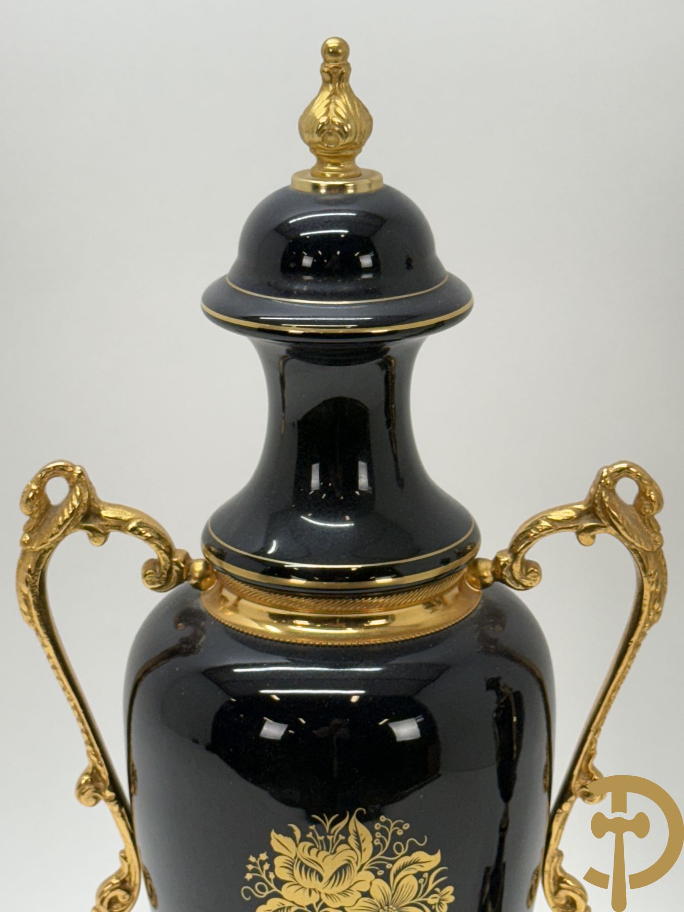 Paar kobaltblauwe siervazen met romantisch decalcomanie decor bezet met bronzen armen