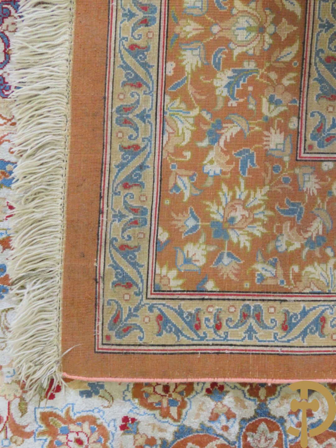 Oosters handgeknoopt gesigneerd tapijt Ghoum zijde op zijde met amforen en bloemenmotieven