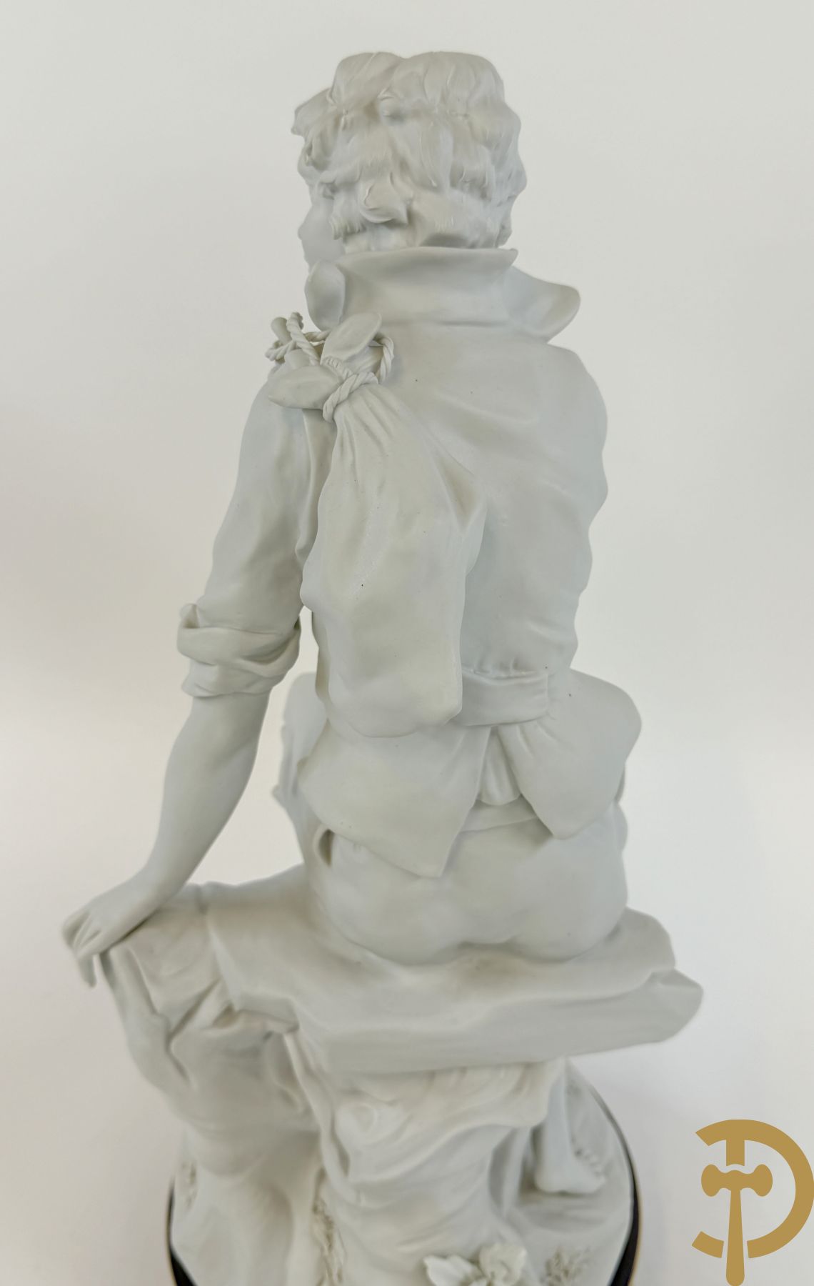 Italiaanse biscuitgroepen w.o. grote groep met 2 liggende naakte dames met zwaan, jongeman op rots, vioolspeler met edeldame, dame met kanten jurk en kinderen + Armani G. getekend 