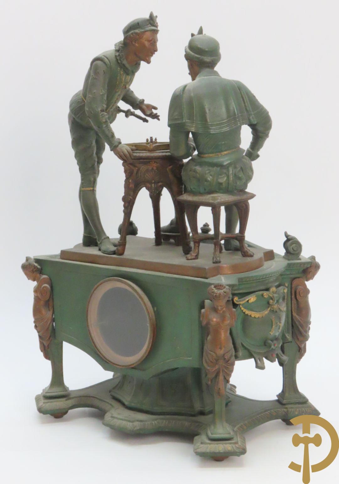 Driedelige kunstbronzen garnituur bestaande uit pendule met paar schakende edelheren, bezet met kariatiden - geflankeerd door paar driearmige kandelaars gehouden door 2 edelheren