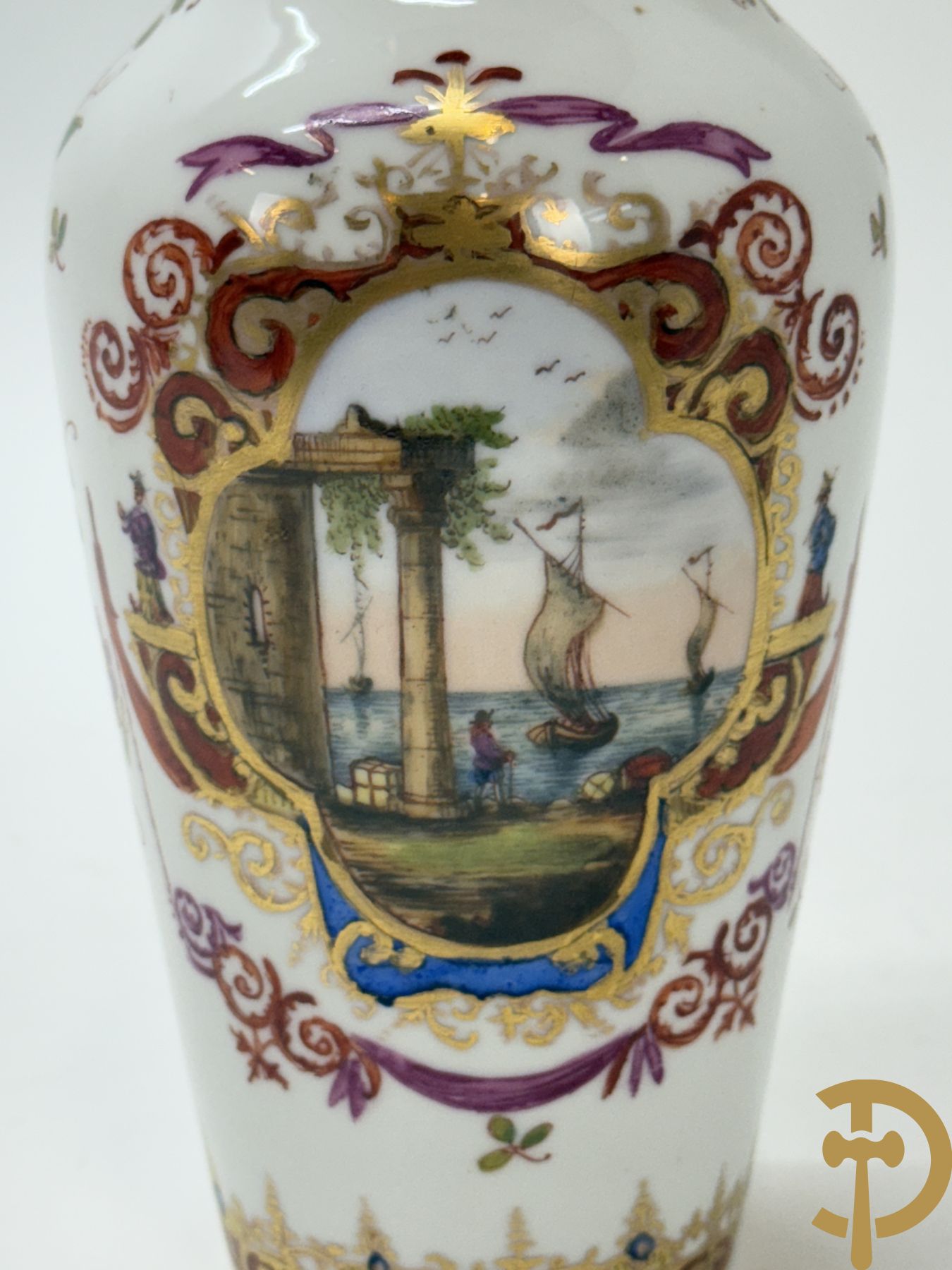 Paar kalebasvormige porseleienen vazen met antieke havenzichten + porseleinen vaasje met havenscènes, onderaan gemerkt