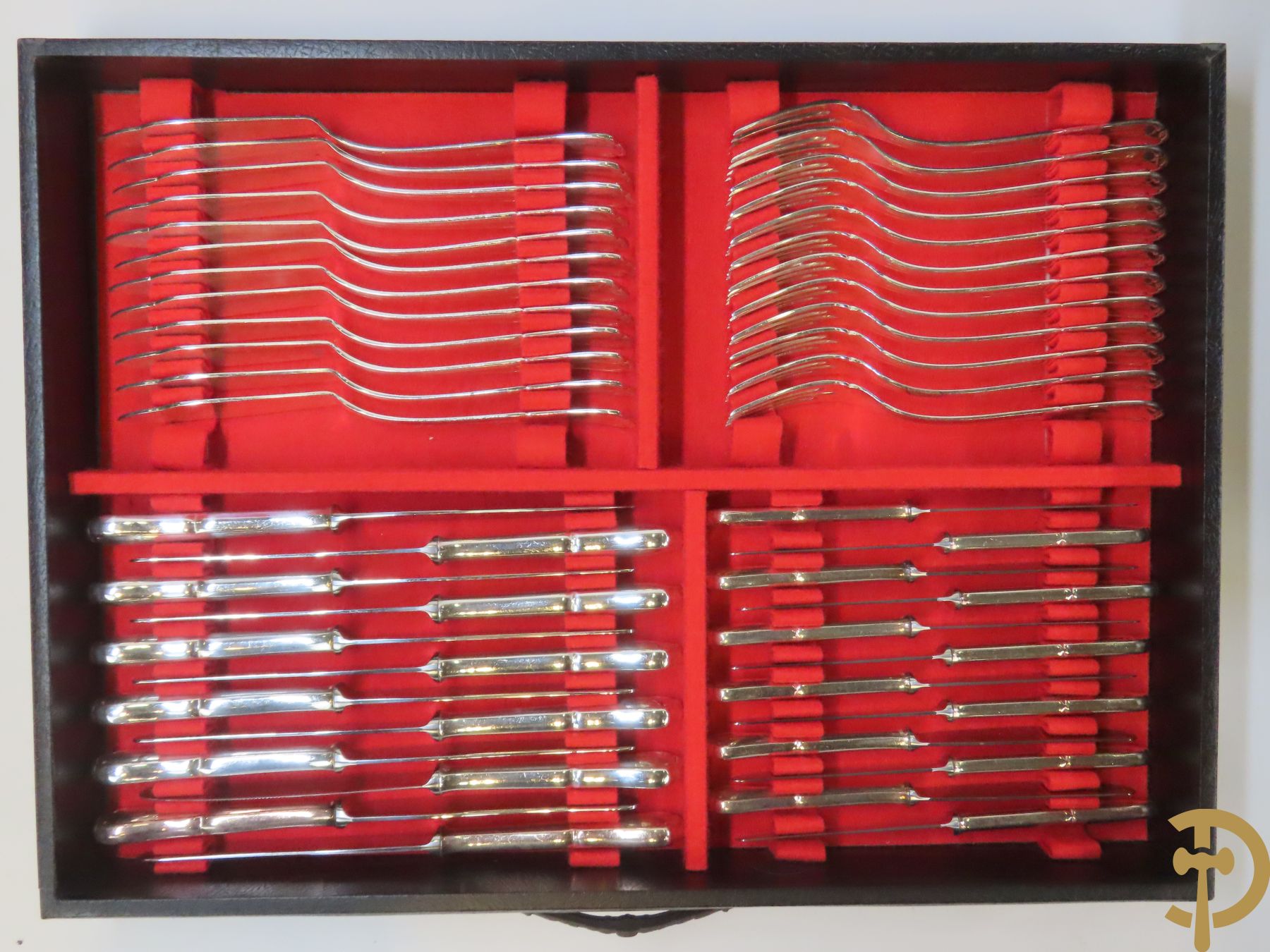 Massief zilveren Duits bestek in koffer bestaande uit 12 lepels, 12 vorken, 12 dessertlepels, 12 dessertvorken, 12 messen, 12 dessertmessen, 12 visvorken, 12 vislepels, 12 ijslepels, 12 mokkalepels, 12 kreeftenvorken, 12 kleine vorkjes, 3 koffielepeltjes en 14 losse stukken