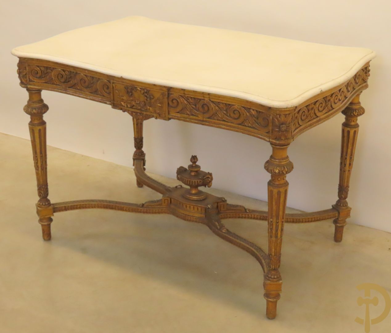 Vergulde salontafel met Louis XVI motieven op gecanneleerde poten