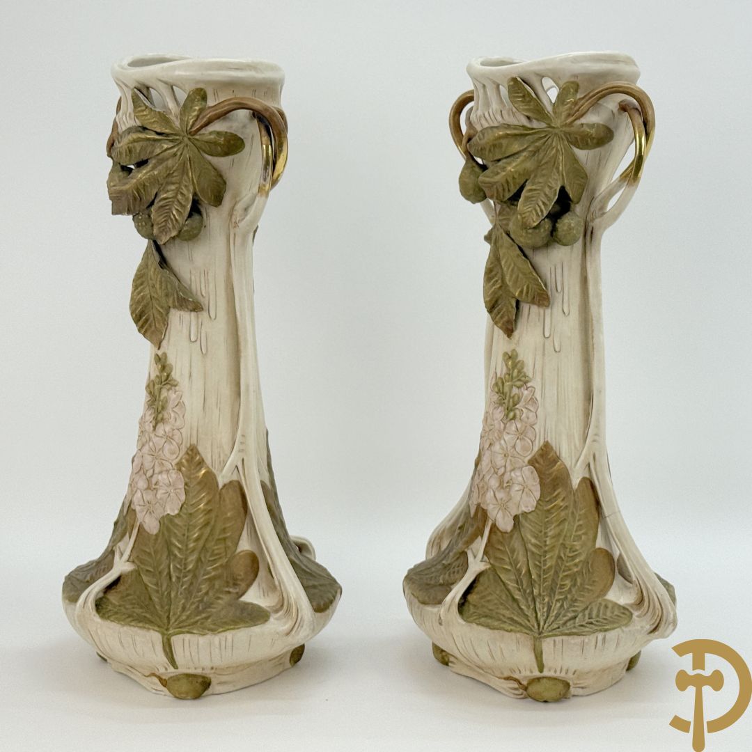 Paar Royal Dux vazen met bloemen bezet