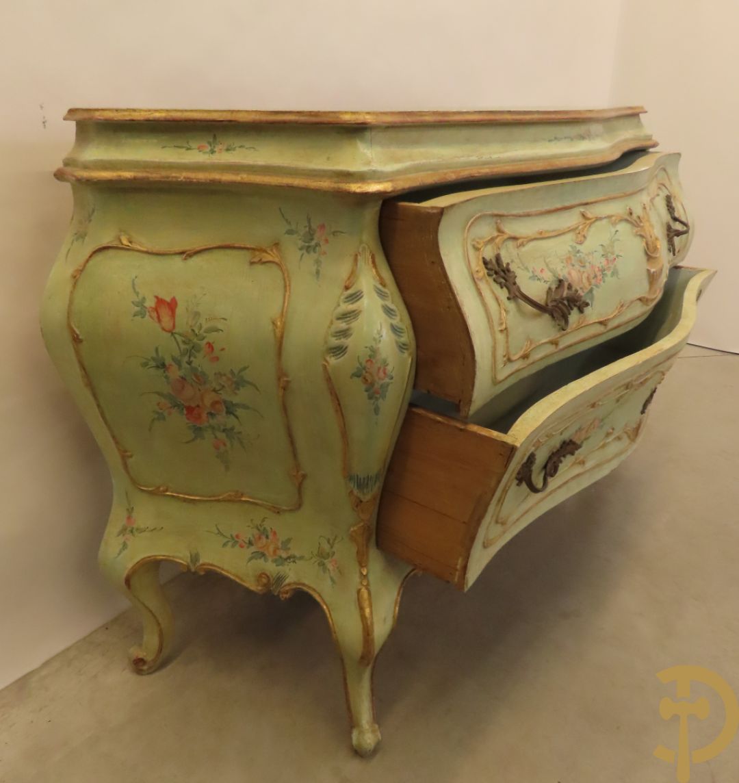 Gegalbeerde tweeladencommode op voluutvormige poten met verguld en beschilderd bloemendecor