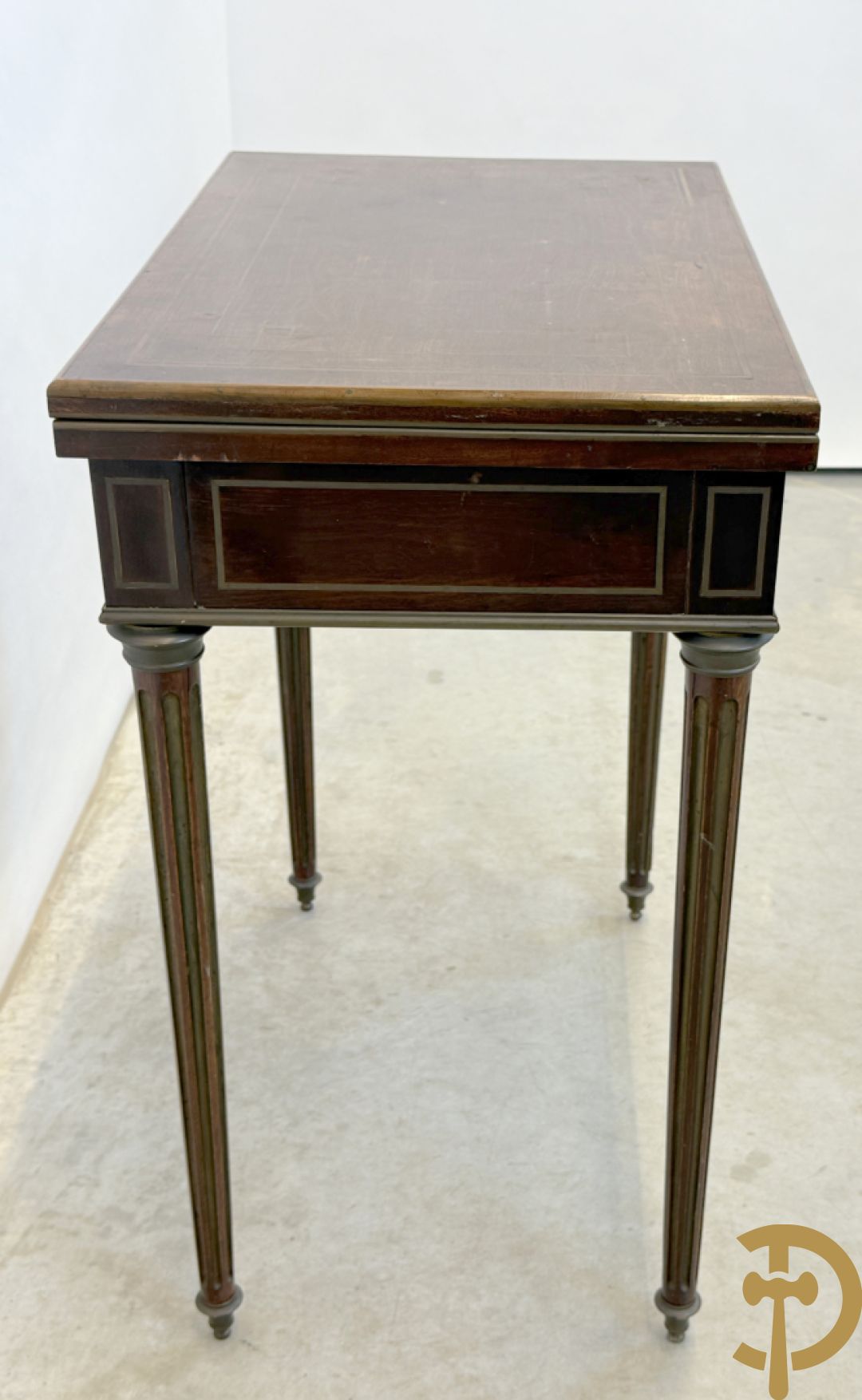 Openklapbare speeltafel en ingewerkt schrijfbureau met koperinlegwerk