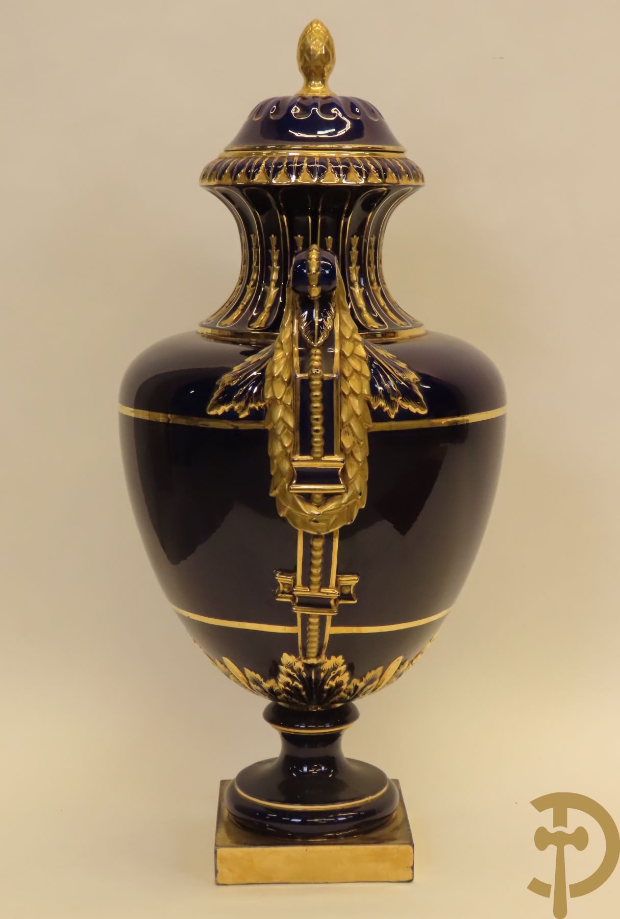 Grote kobaltblauwe porseleinen siervaas met deksel en accanthusranken opzij