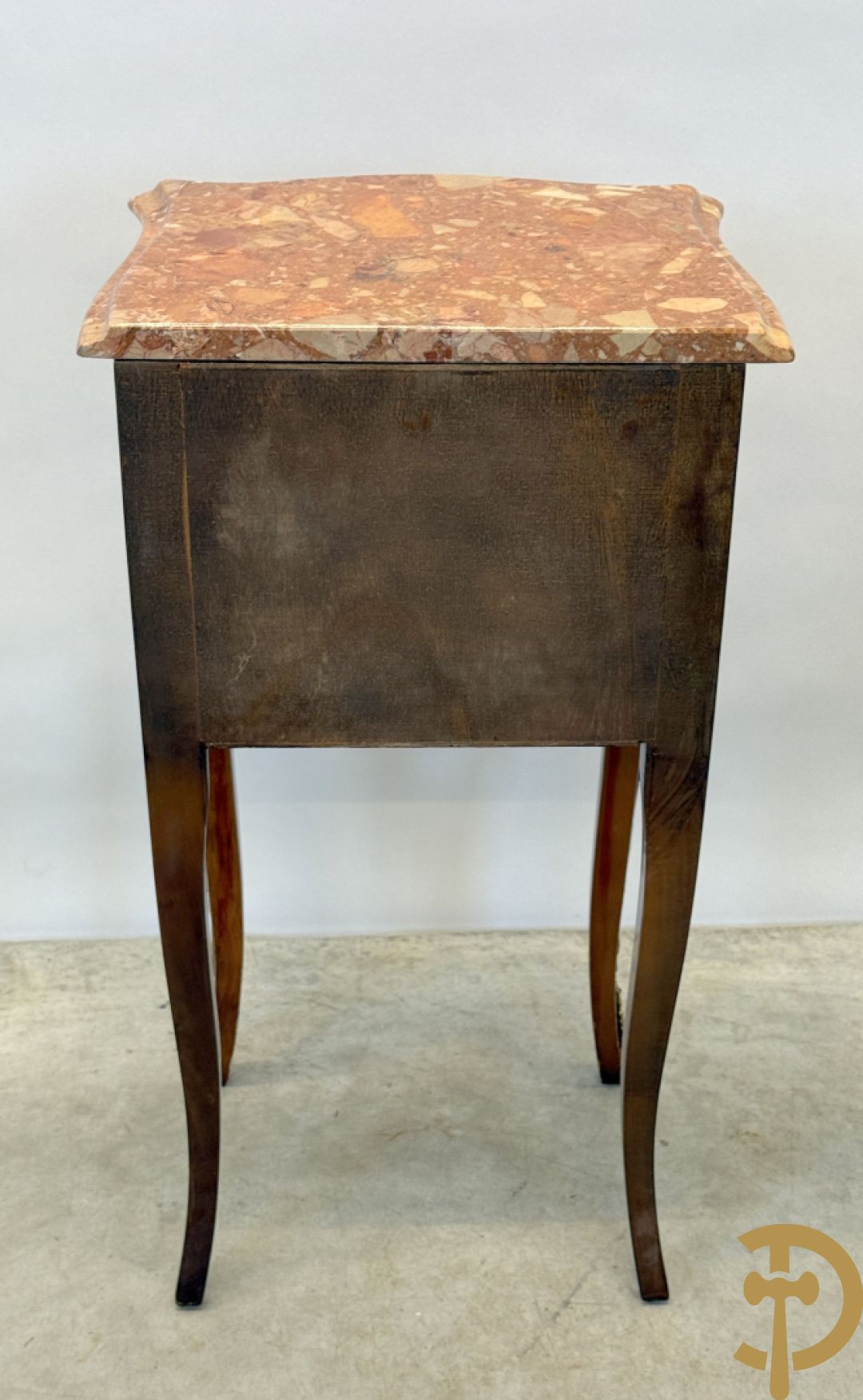 Paar notelaren Louis XV bijzetkastjes op hoge poten met 2 lades, bezet met bronzen ormamenten en marmeren blad