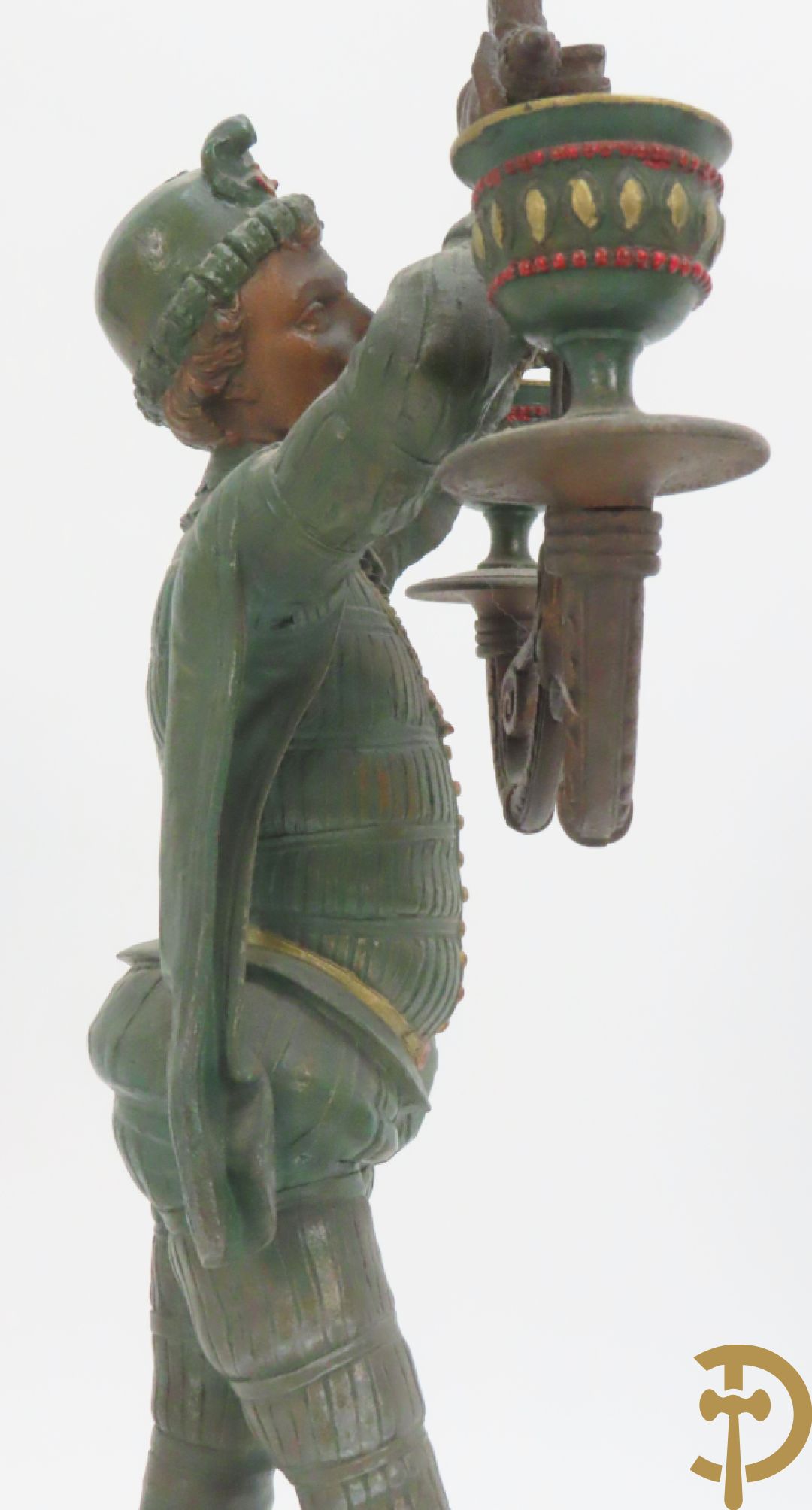 Driedelige kunstbronzen garnituur bestaande uit pendule met paar schakende edelheren, bezet met kariatiden - geflankeerd door paar driearmige kandelaars gehouden door 2 edelheren