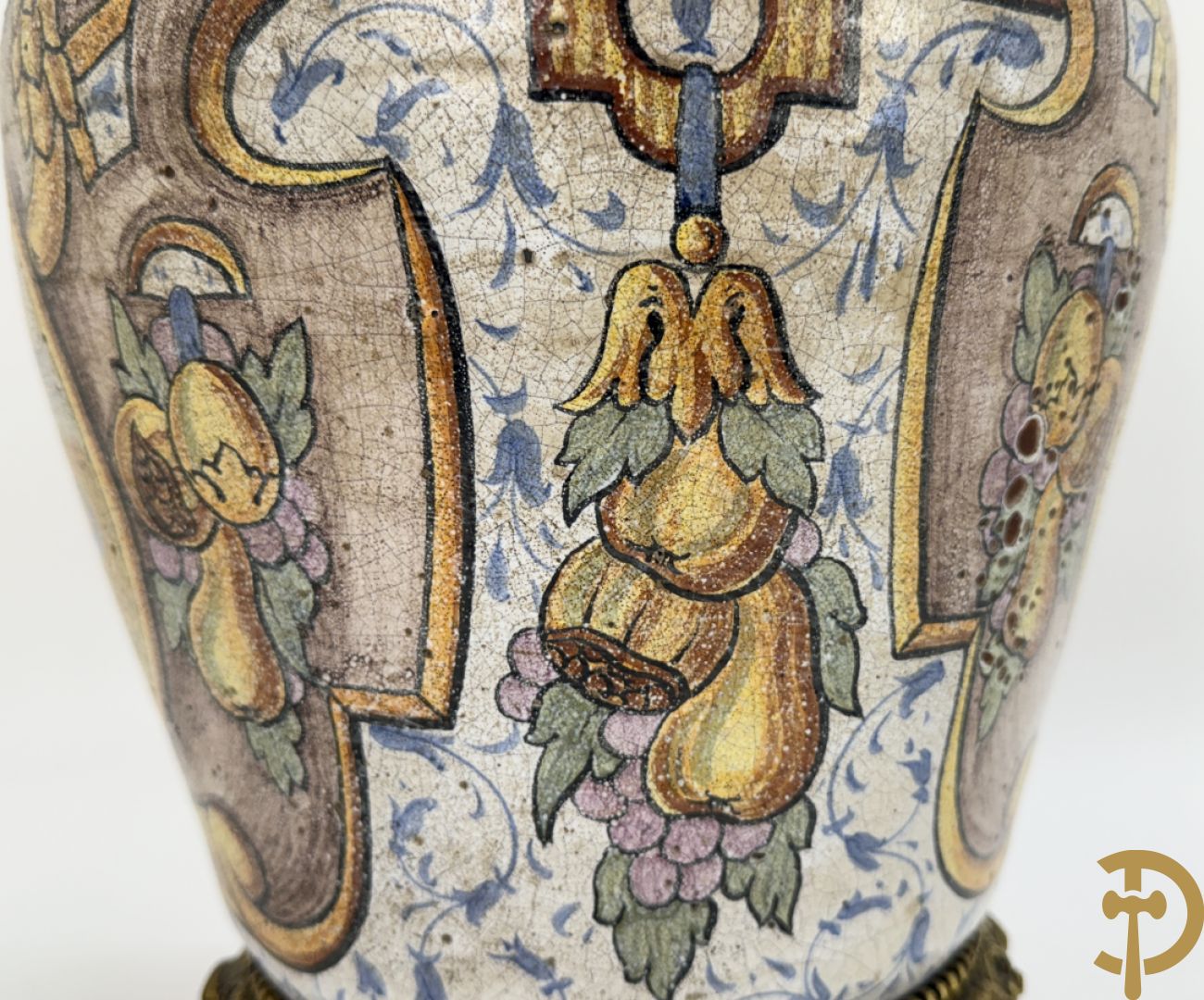 Dekselpotiche met decor van cupido in cartouche en bezet met bronzen ornamenten