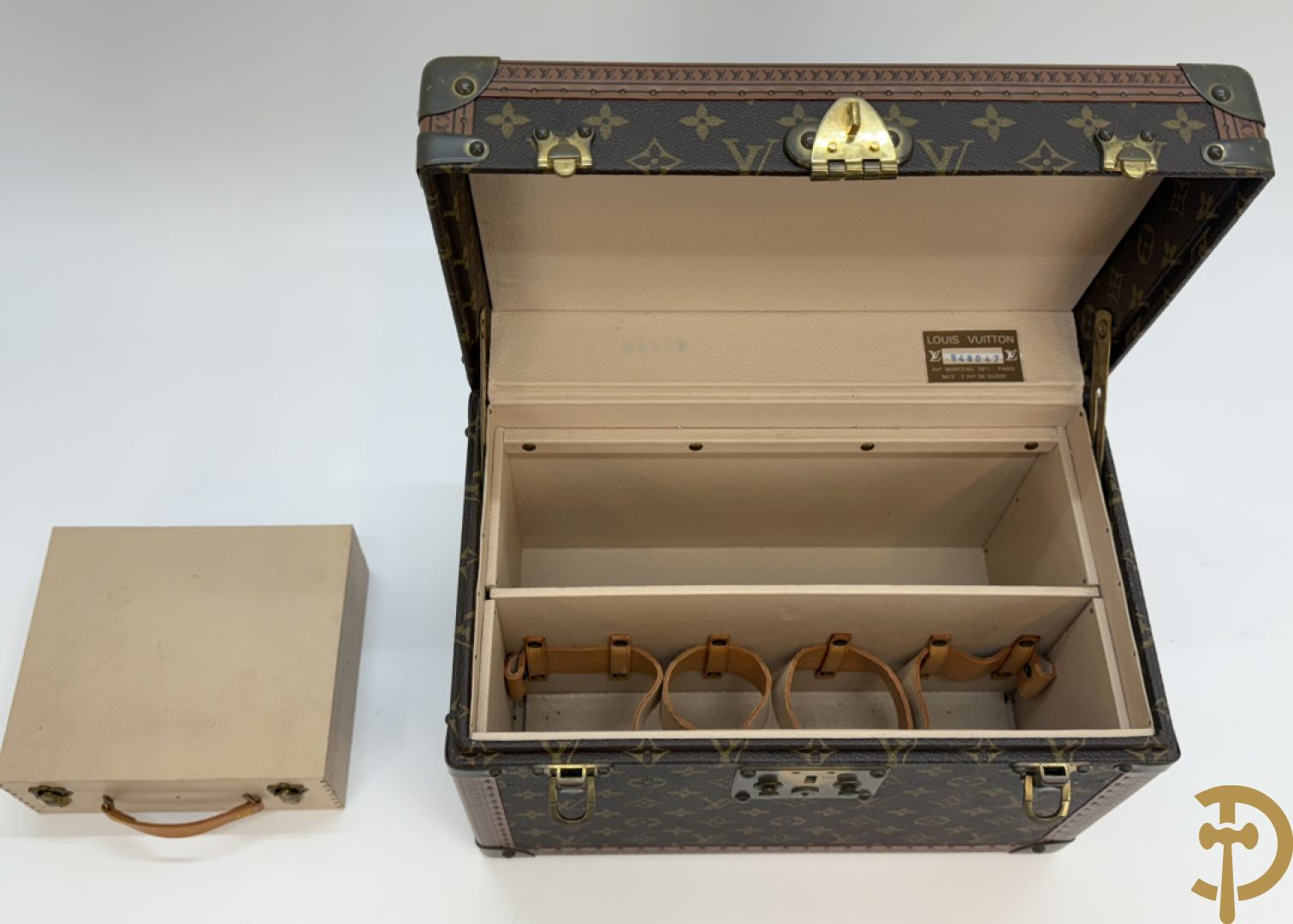 Louis Vuitton beauty case met verschillende vakjes en genummerd 948947