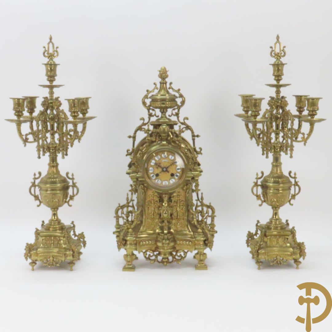 Driedelige koperen Neo Renaissance garnituur bestaande uit klok met amfoor bovenaan en Neo Renaissance motieven, Richond 11 Bd Mont Martre getekend - geflankeerd door paar vijfarmige kandelaars