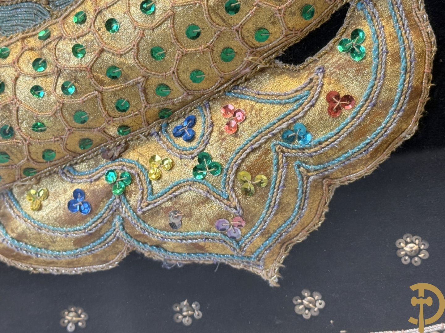 Groot Thais handgemaakt tafereel met boedhistische figuren en paradijsvogel