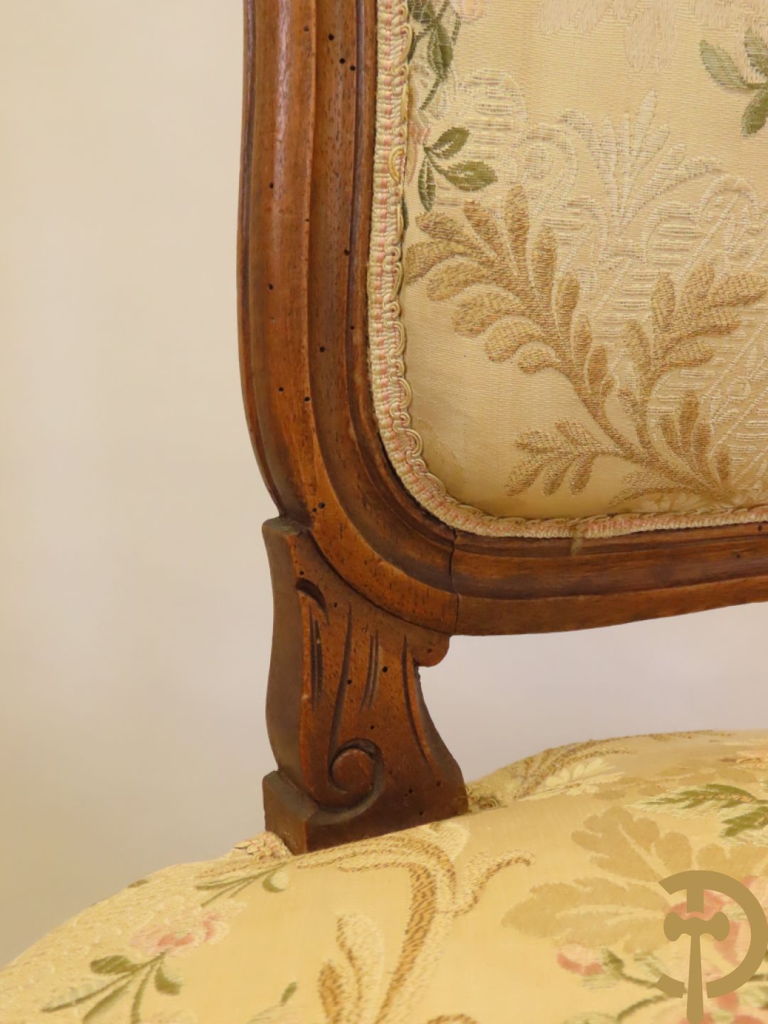 Vijfdelig Louis XV salonensemble in beuk bestaande uit tweezit, 2 armzetels en 2 stoelen