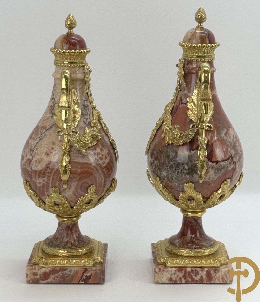 Paar marmeren cassolettes met zwanehalzen en guirlandes