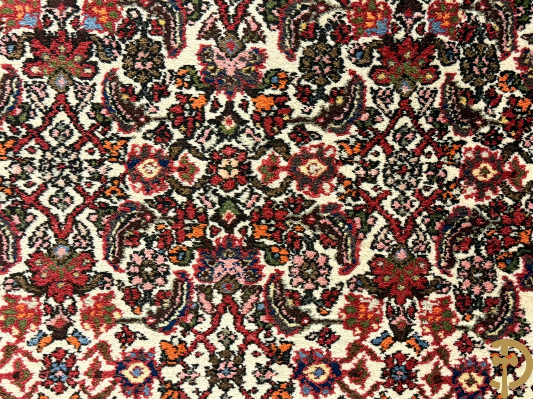 Drie oosterse handgeknoopte tapijten met bloemen- en vazendecor