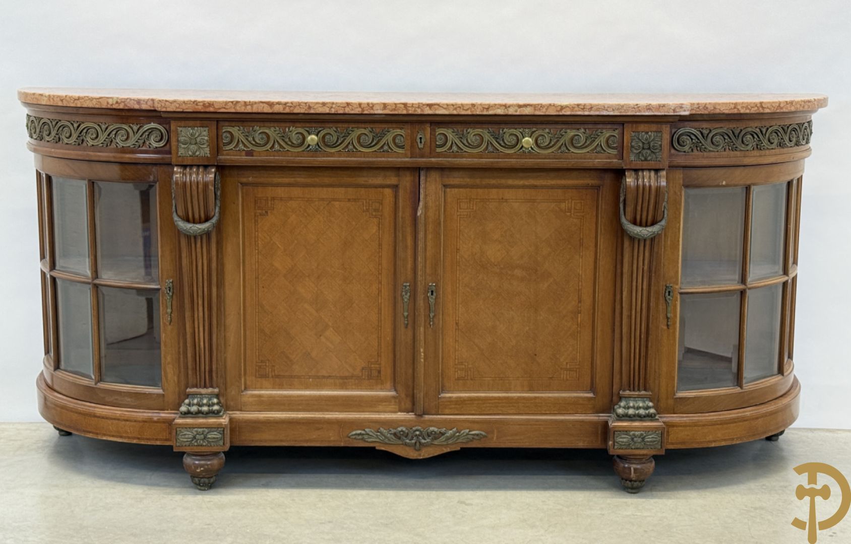 Art deco Decoene vierdeursdressoir in notelaar fineer met gebogen beglaasde deuren opzij en bezet met bronzen ornamenten - bovenaan met marmeren blad