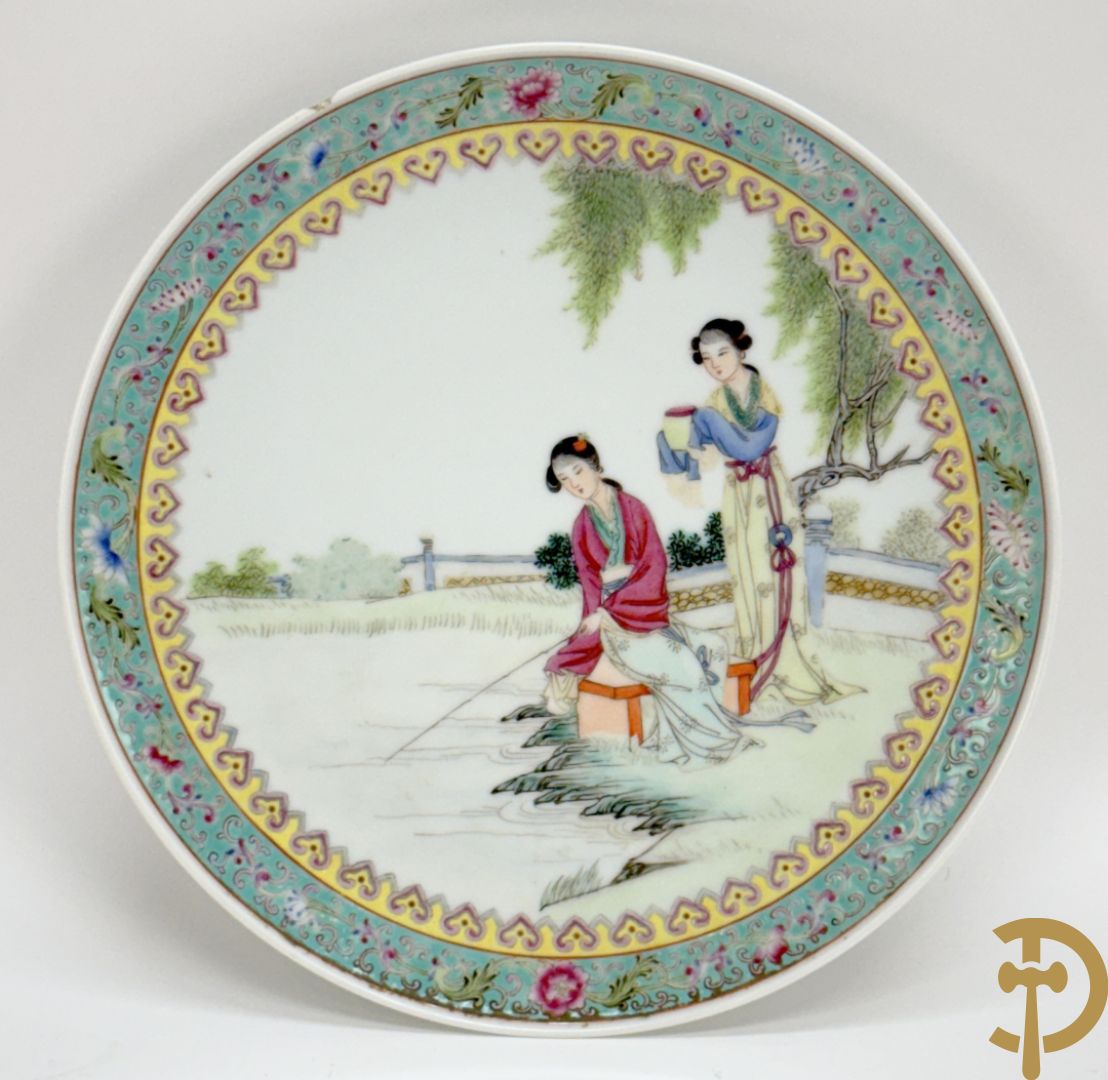 Paar porseleinen Chinese republieksbordjes met decor van dames in landschap