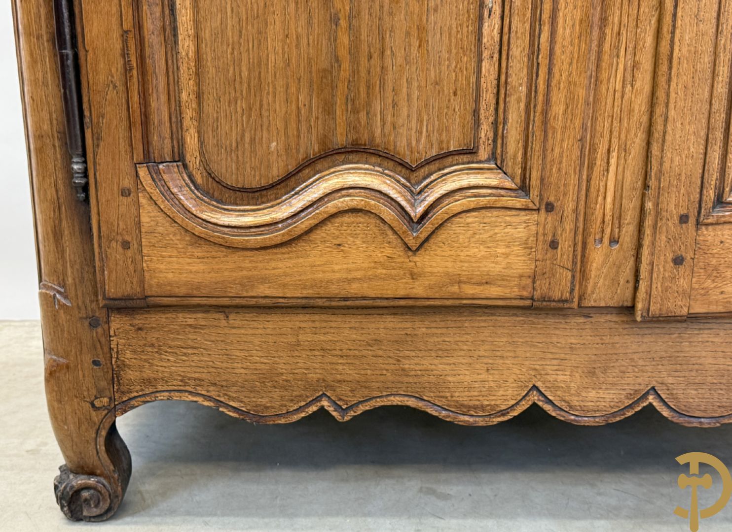 Massief eiken tweedeurskast met gezwaaide deuren op voluutvormige poten