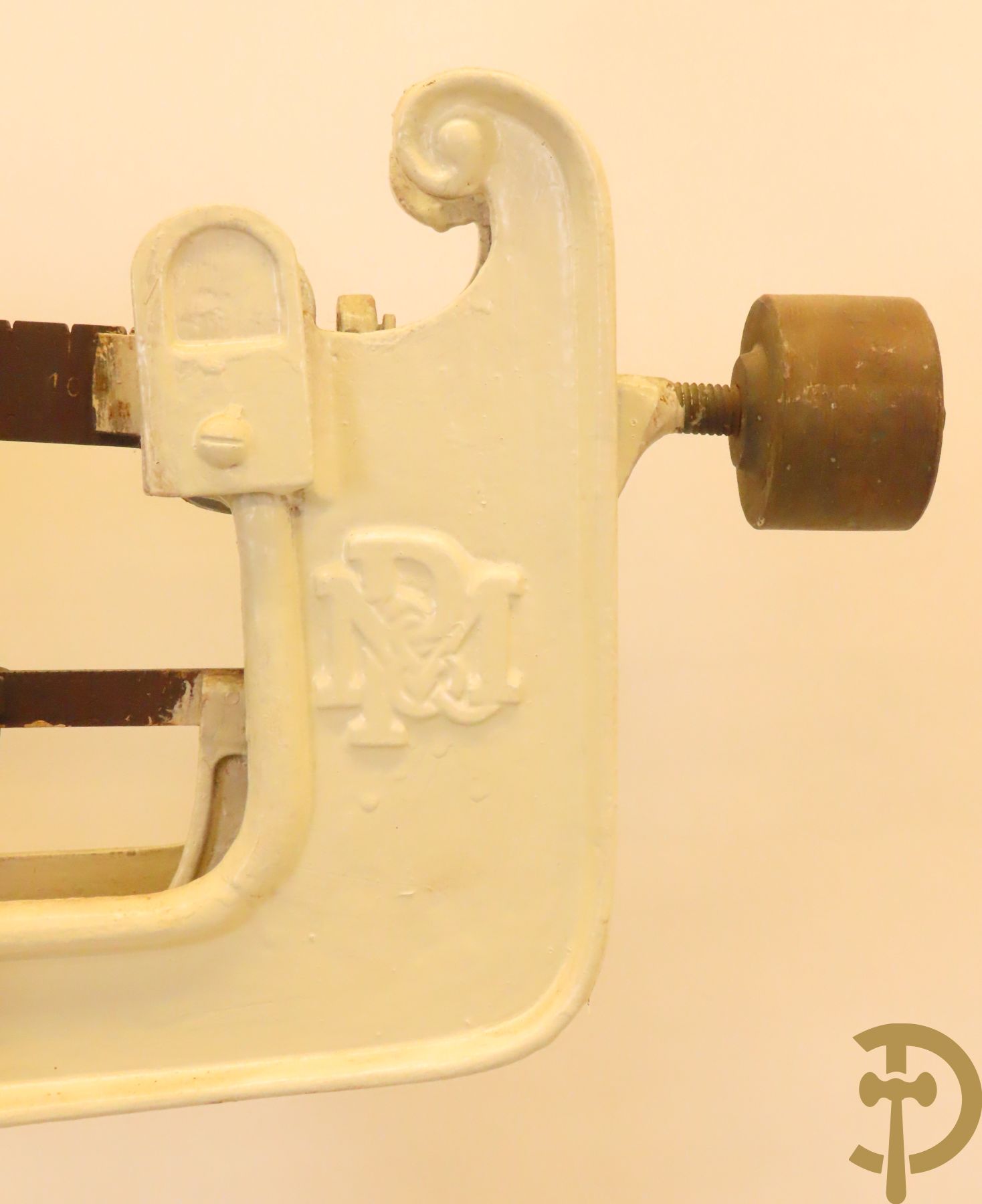 Oude metalen doktersweegschaal met meetlat