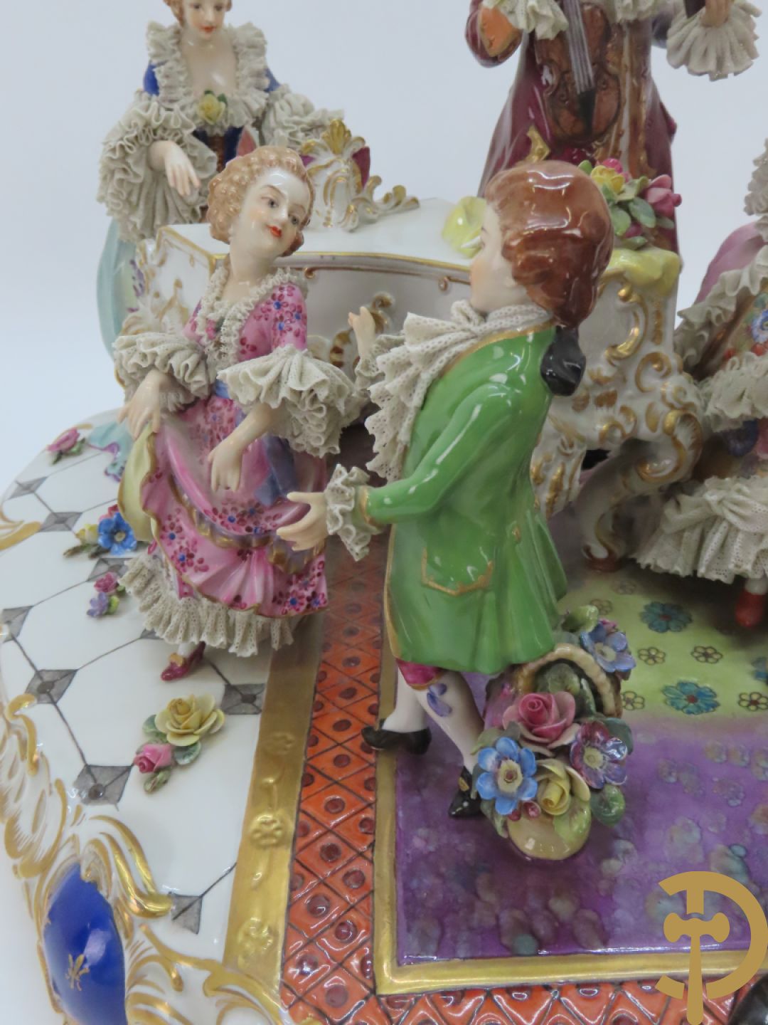 Grote gekleurde porseleinen geanimeerde groep met 7 muziekspelers