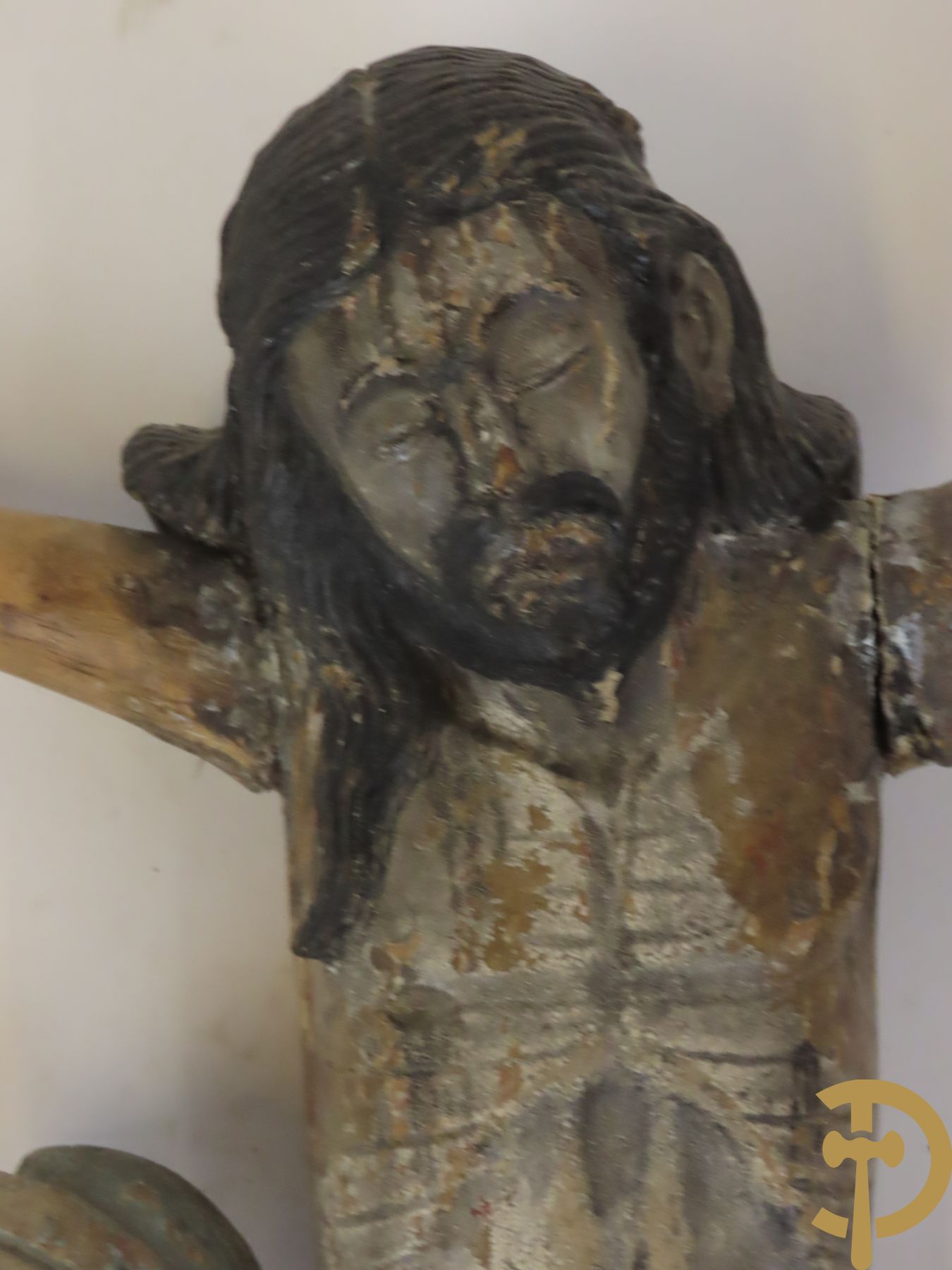 Vier houtgesculpteerde corpussen