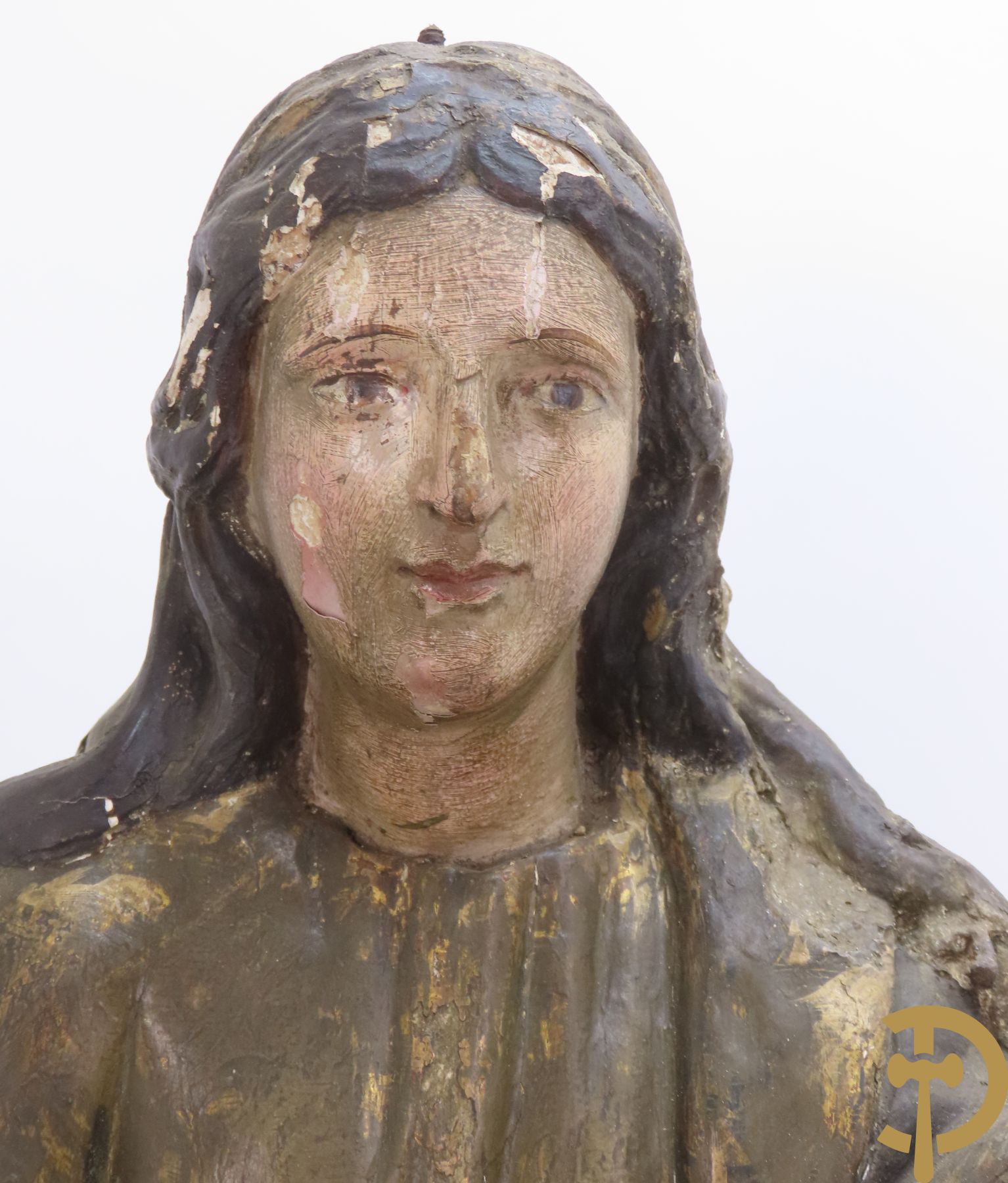 Verweerde gepolychromeerde houtsculptuur van Madonna in gedrapeerd kleed met beschilderde bloemendecoratie, linker drapage met leder bewerkt