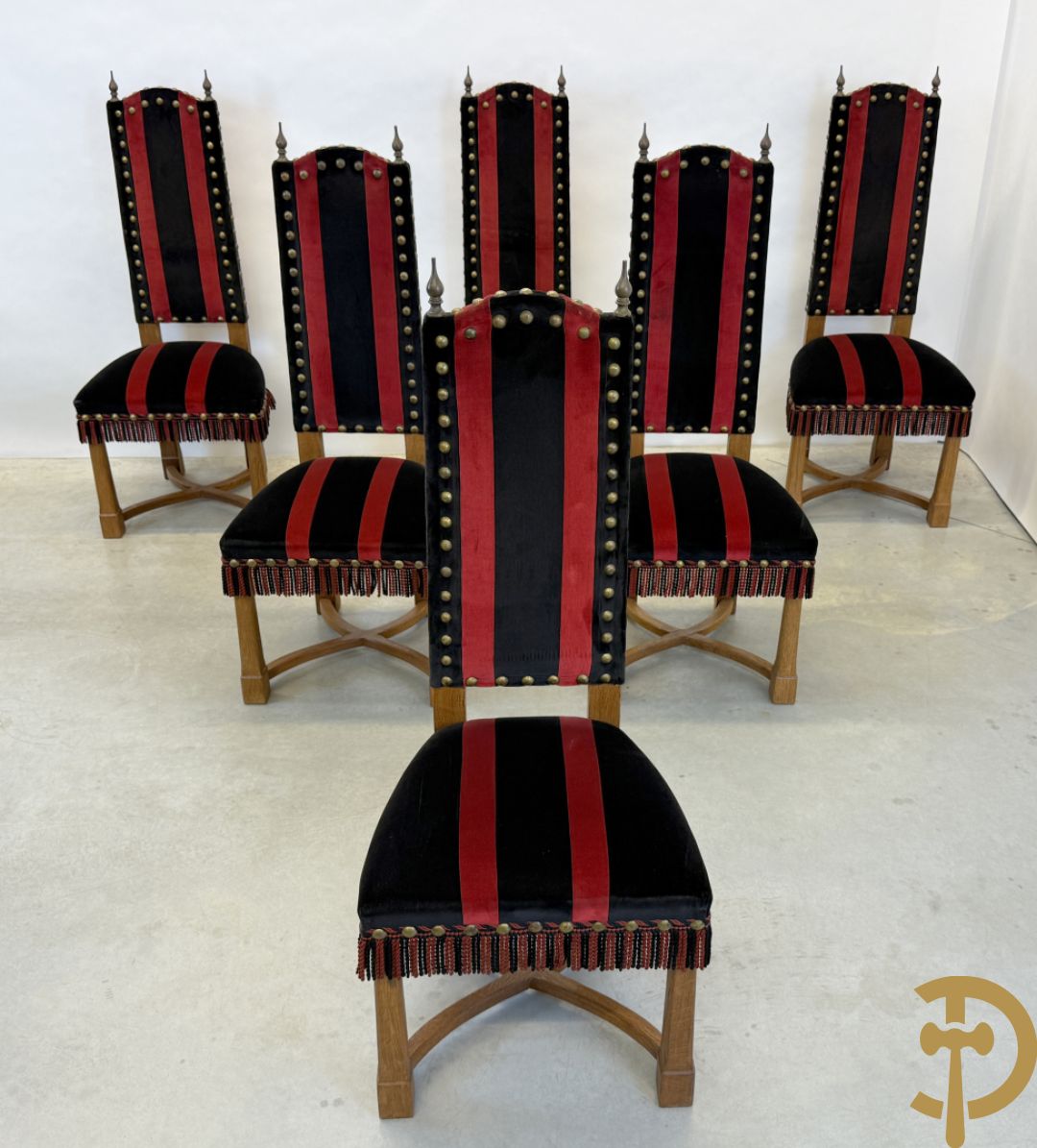 Massief eiken tafel met wangen en smeedijzer verbonden + 6 hoogleunige stoelen + 2 armzetels