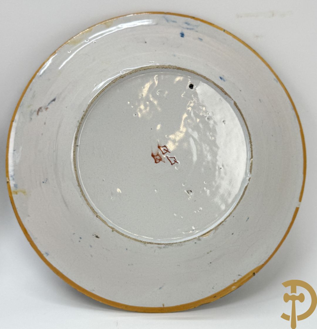 Paar Delftse meerkleurige pauwenstaartbordjes, achteraan gemerkt