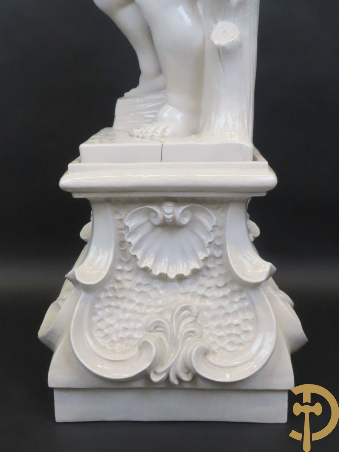 Engel met druiventrossen in Italiaanse majolica op sokkel