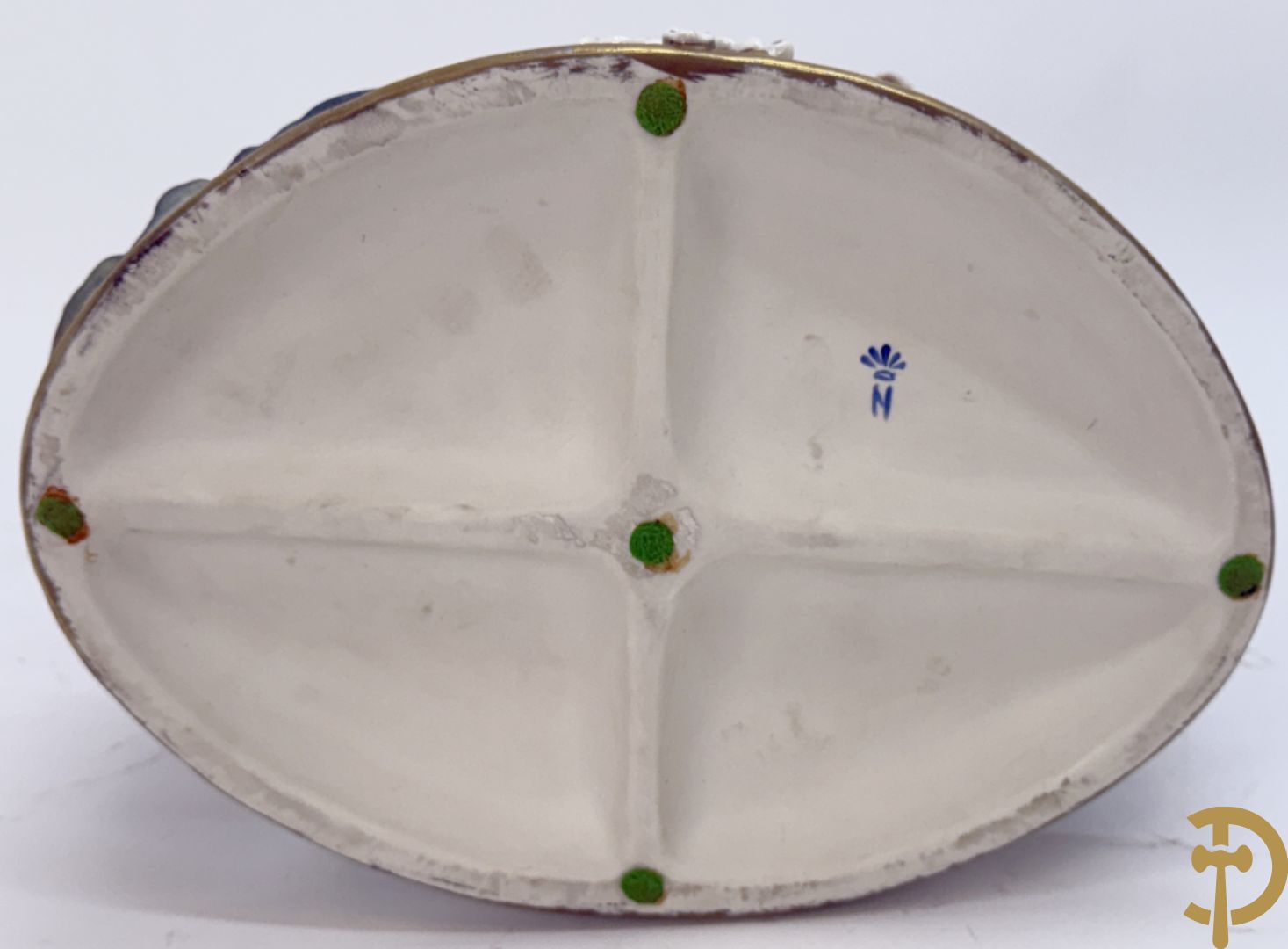 Zes porseleinen groepen Capo di Monte : Paarden met koets, oude man op bank, dame met kinderen, cupido