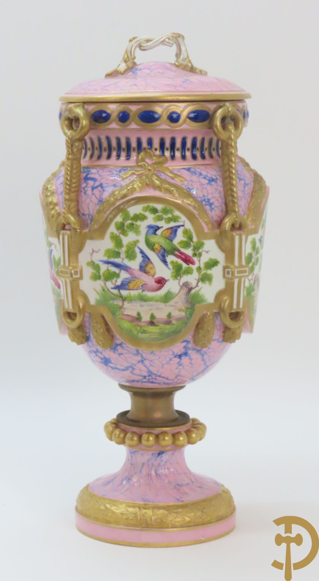 Franse porseleinen dekselpotiche bezet met decor van vogelmotieven en Louis XVI strikken, FB gemerkt