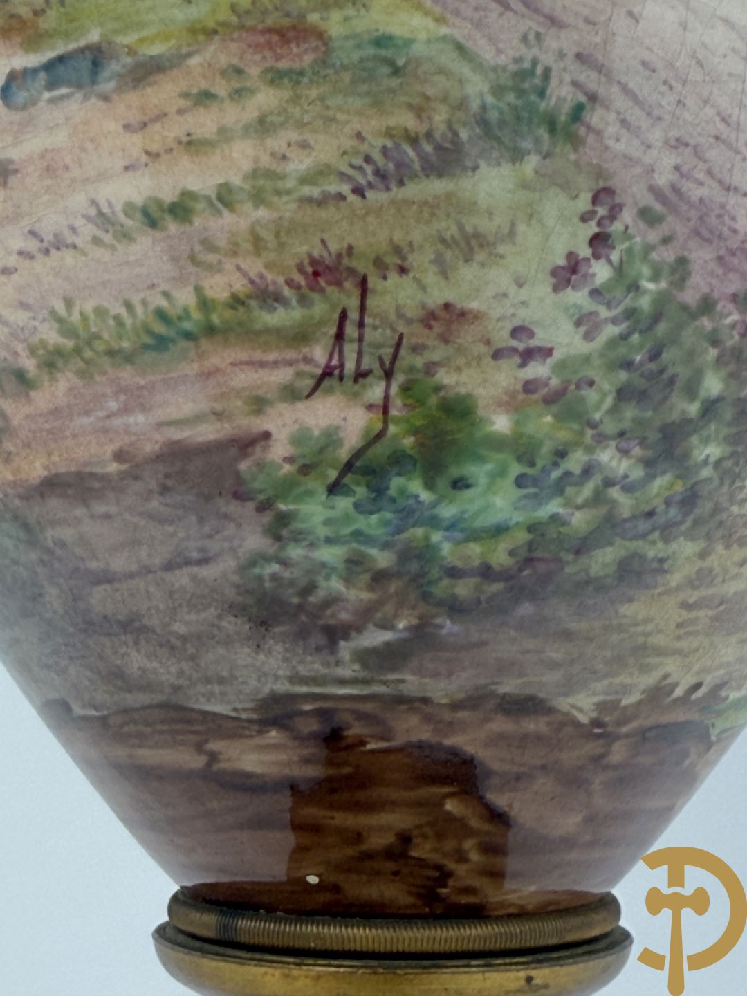 Porseleinen driedelige Sèvres cassolettes met decor van muciserende en dansende personages op groene fond, Aly getekend, gemerkt Sèvres