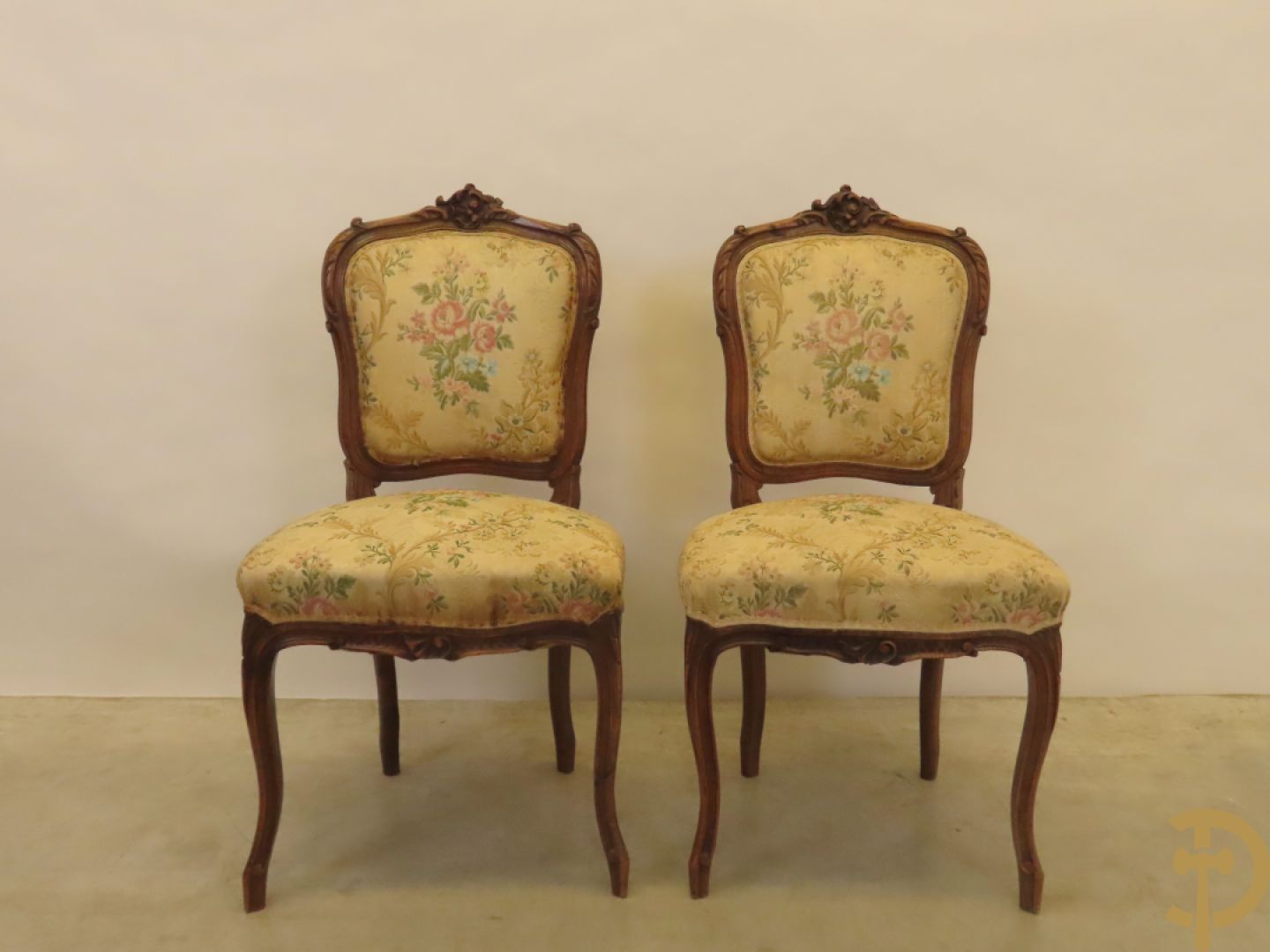Vijfdelig Louis XV salonensemble in beuk bestaande uit tweezit, 2 armzetels en 2 stoelen