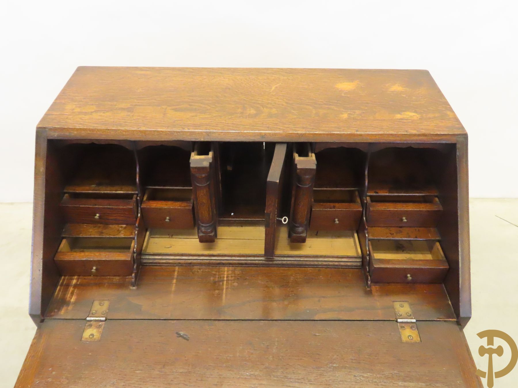 Massief eiken Engelse klapsecretaire met mooi interieur, schrijfblad en 6 lades