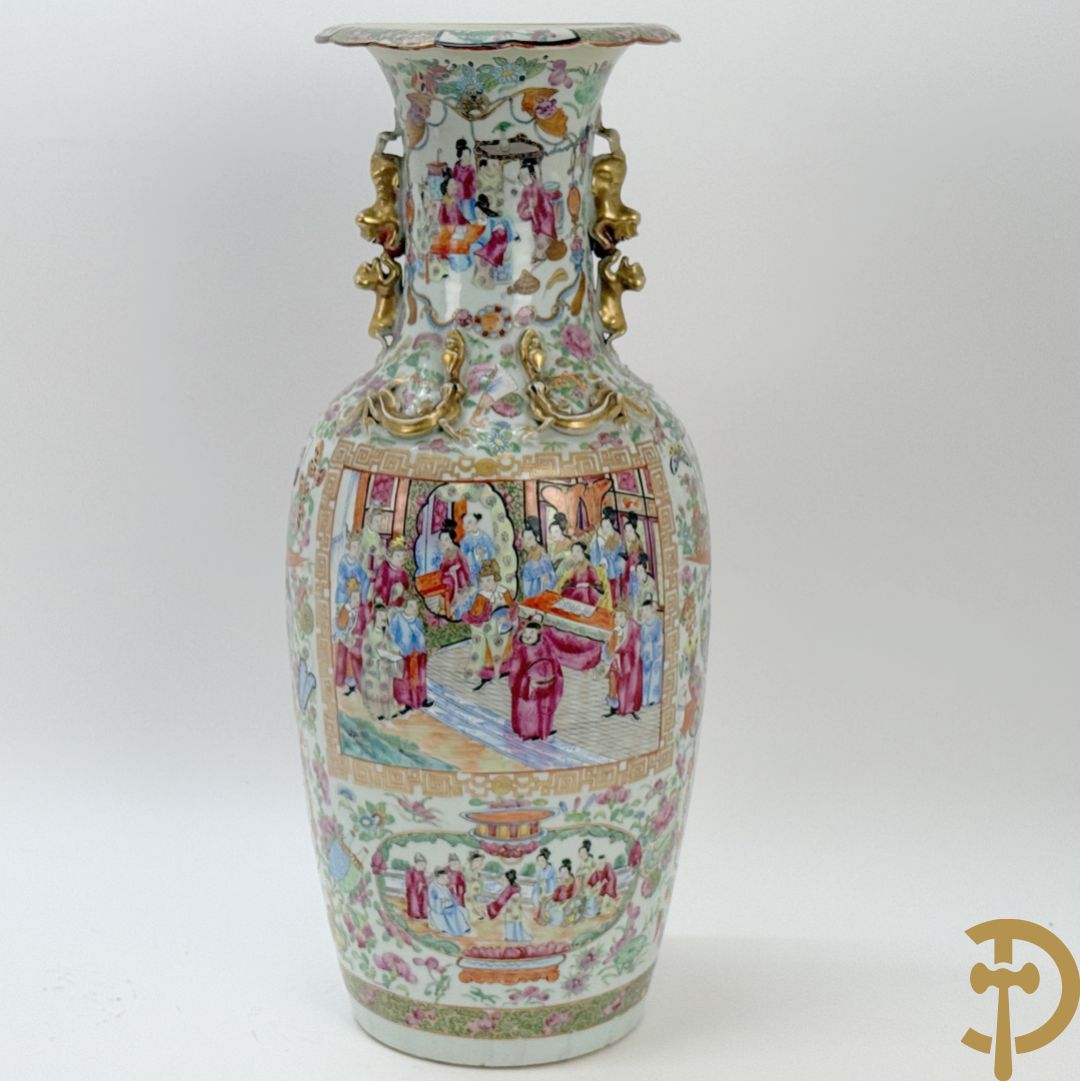 Chinese porseleinen Kanton vaas met geanimeerde hoftaferelen, natuurmotieven, fauna en floradecor