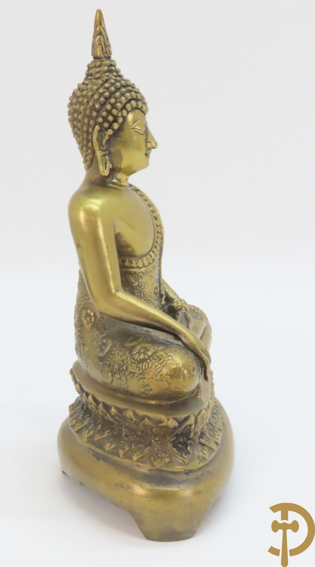 Bronzen zittende boedha + boedha in verweerd metaal