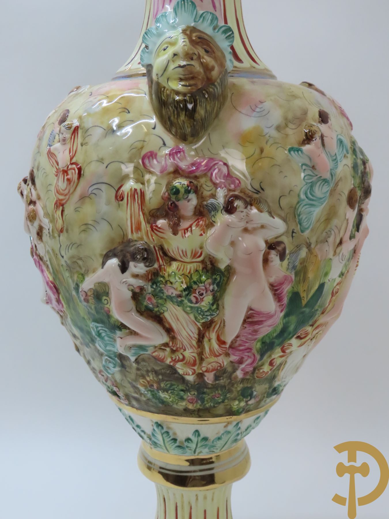 Grote decoratieve dekselvaas met cupido